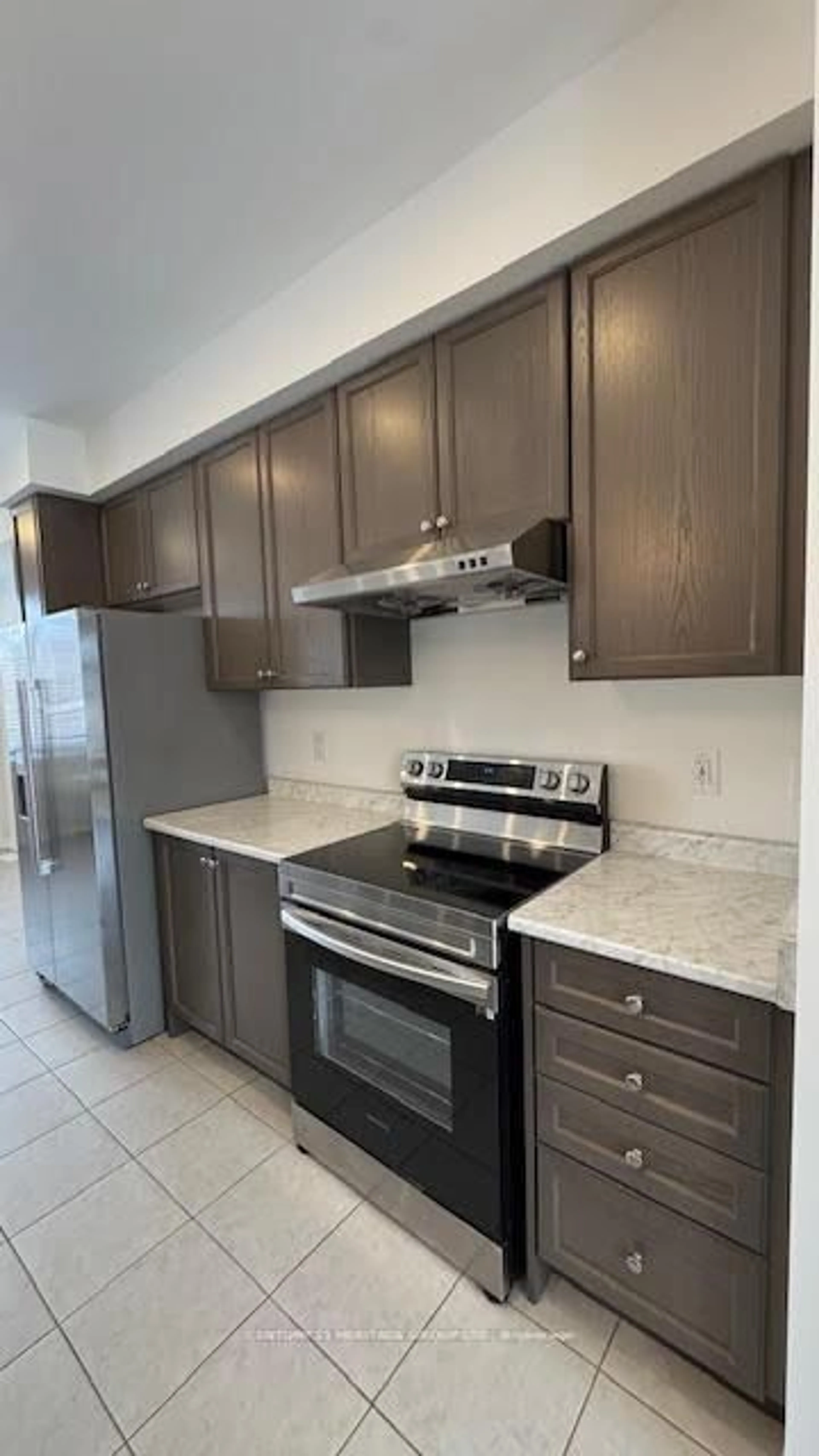 Standard kitchen, unknown for 163 Tango Cres, Newmarket Ontario L3X 0K5