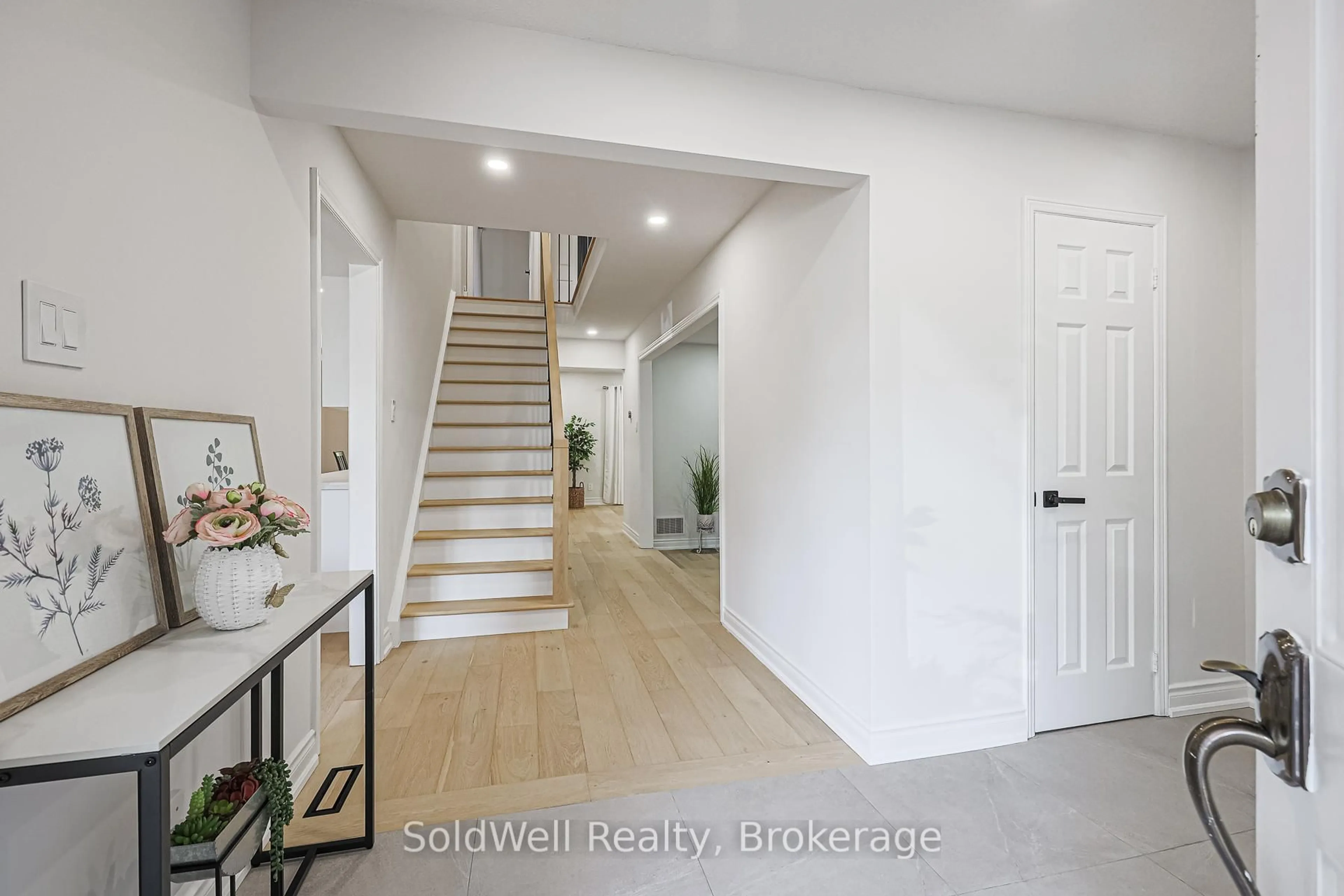 Indoor entryway for 160 Charles St, Vaughan Ontario L4J 3C7