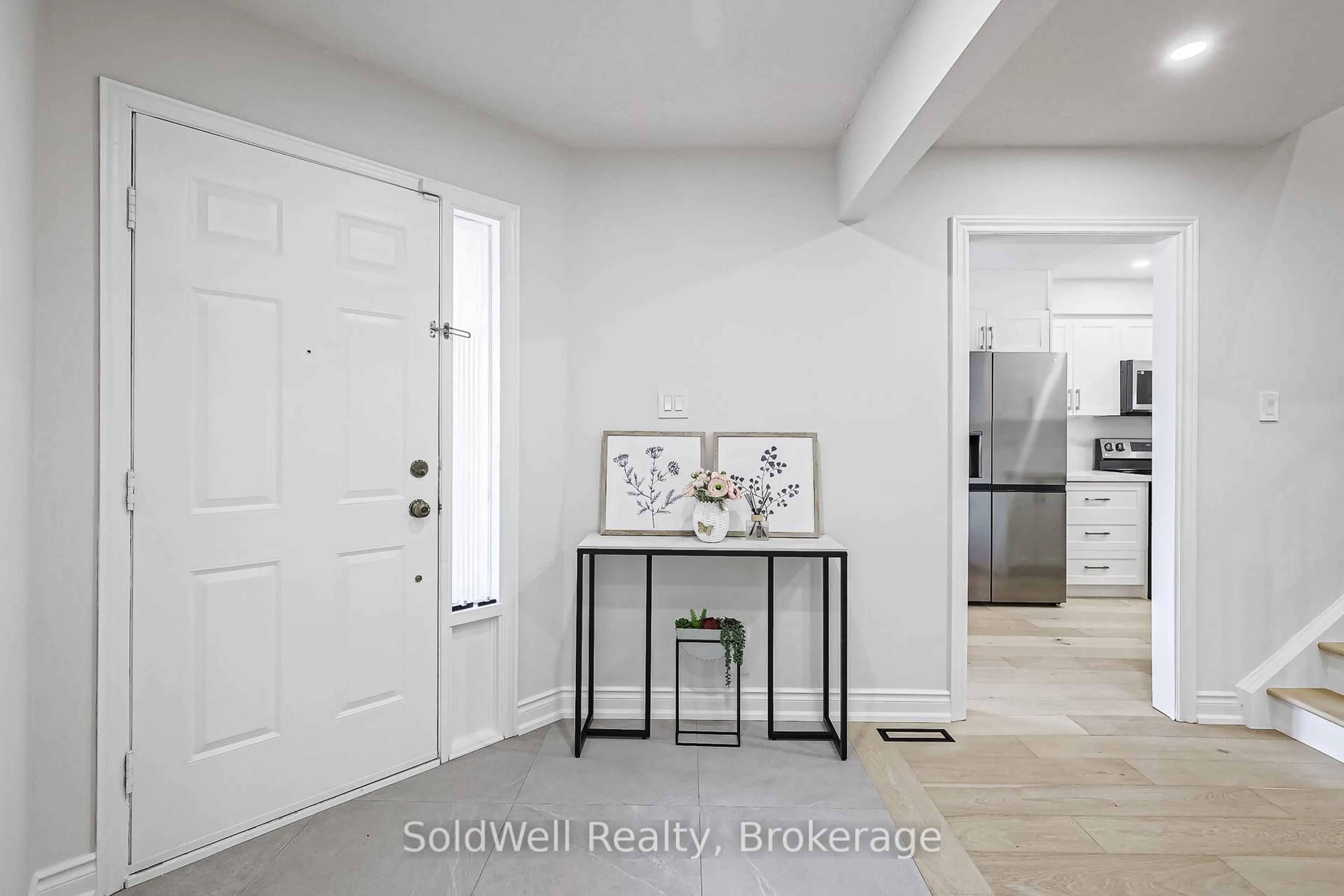 Indoor entryway for 160 Charles St, Vaughan Ontario L4J 3C7