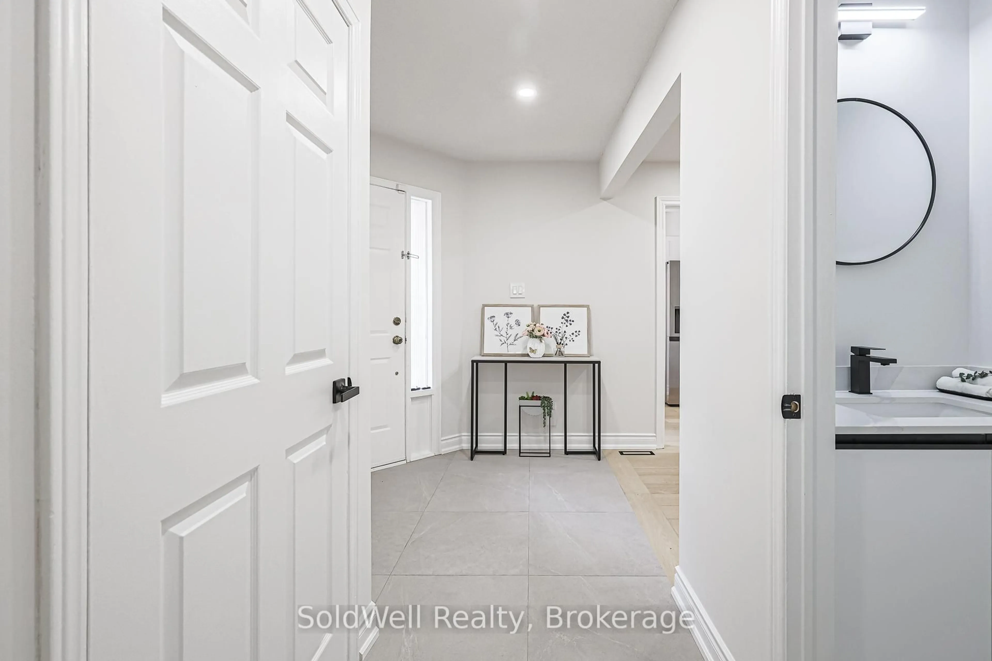 Indoor entryway for 160 Charles St, Vaughan Ontario L4J 3C7