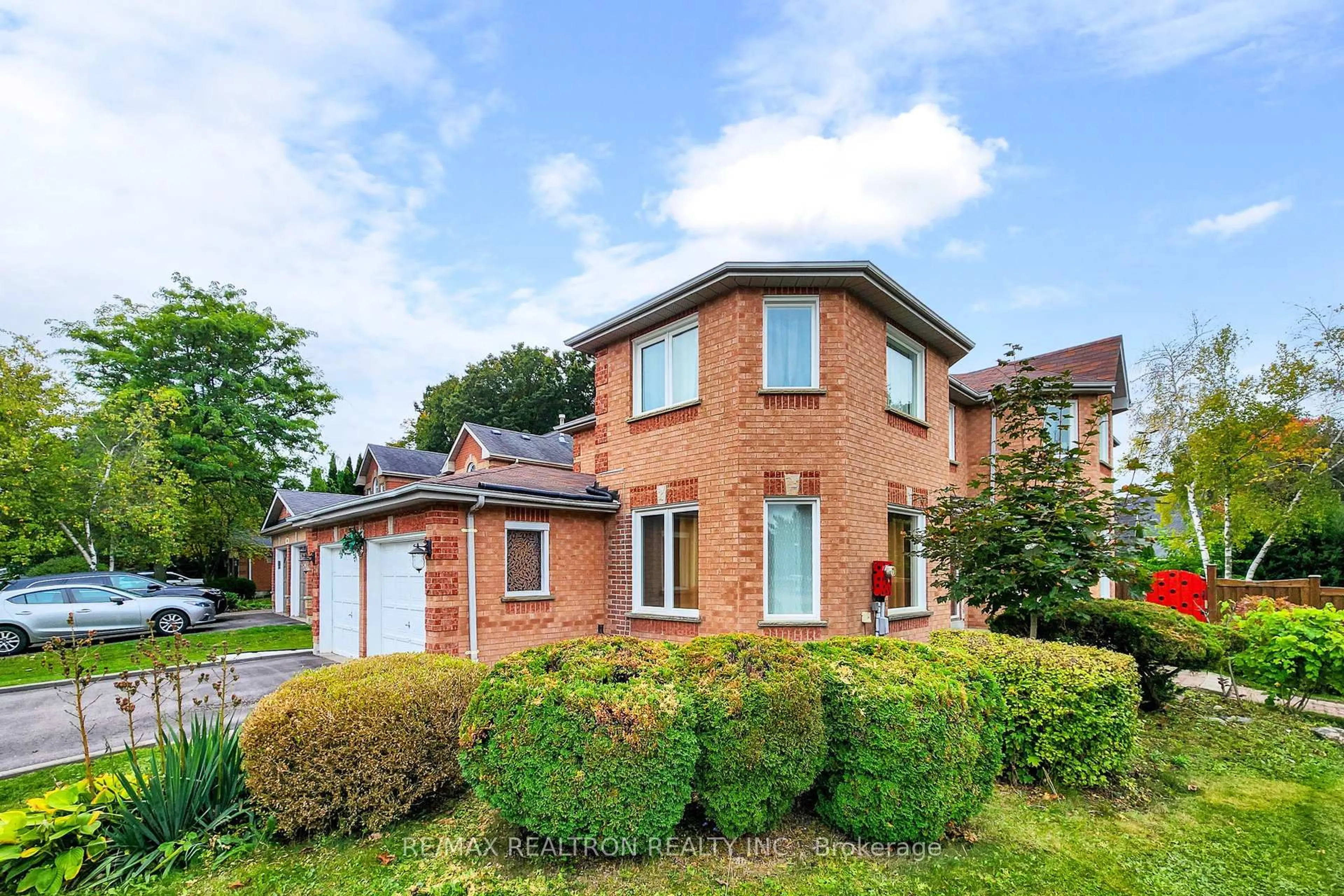 Home with brick exterior material, street for 98 Charing Cres, Aurora Ontario L4G 6P5