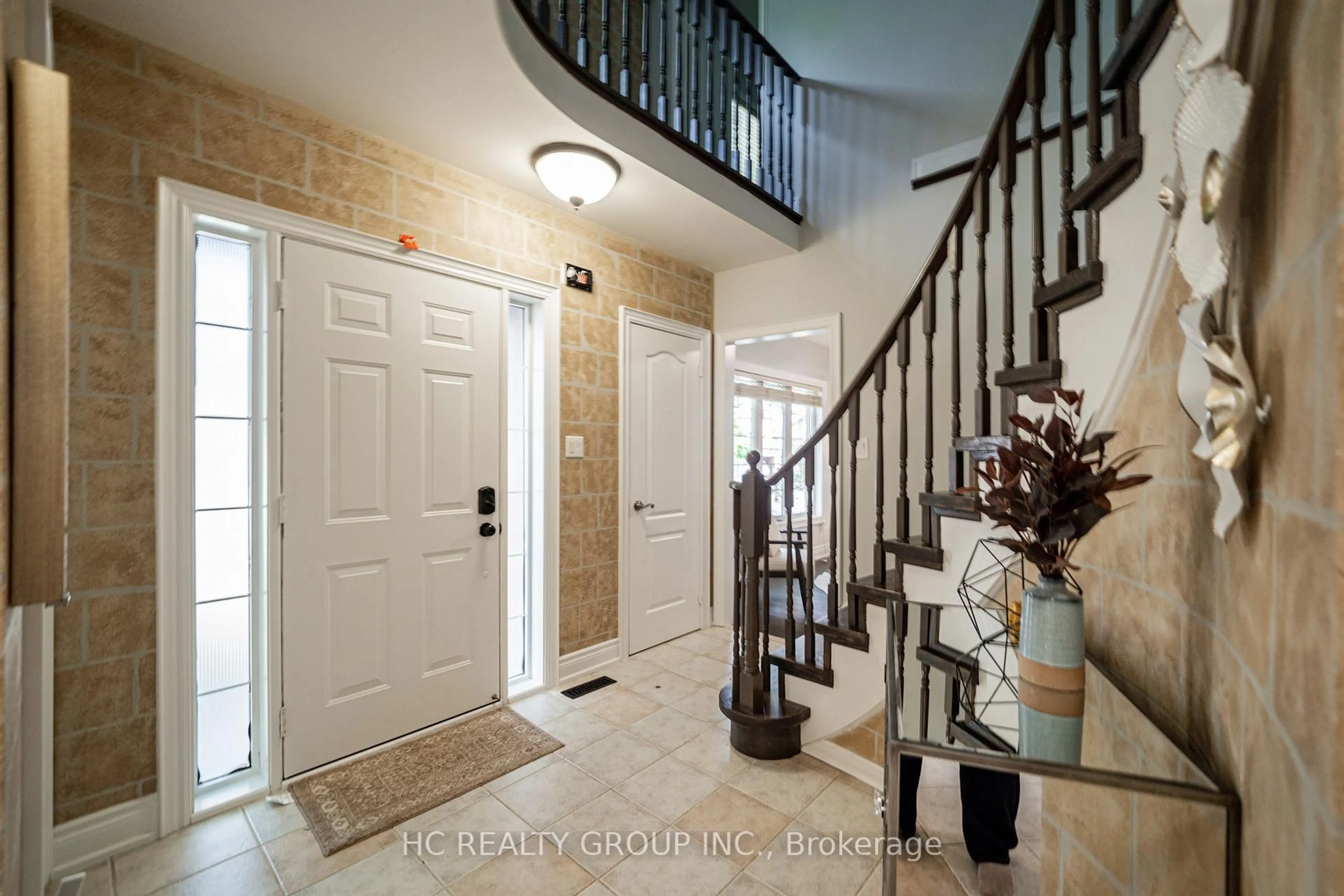 Indoor entryway for 483 Menczel Cres, Newmarket Ontario L3X 2P6