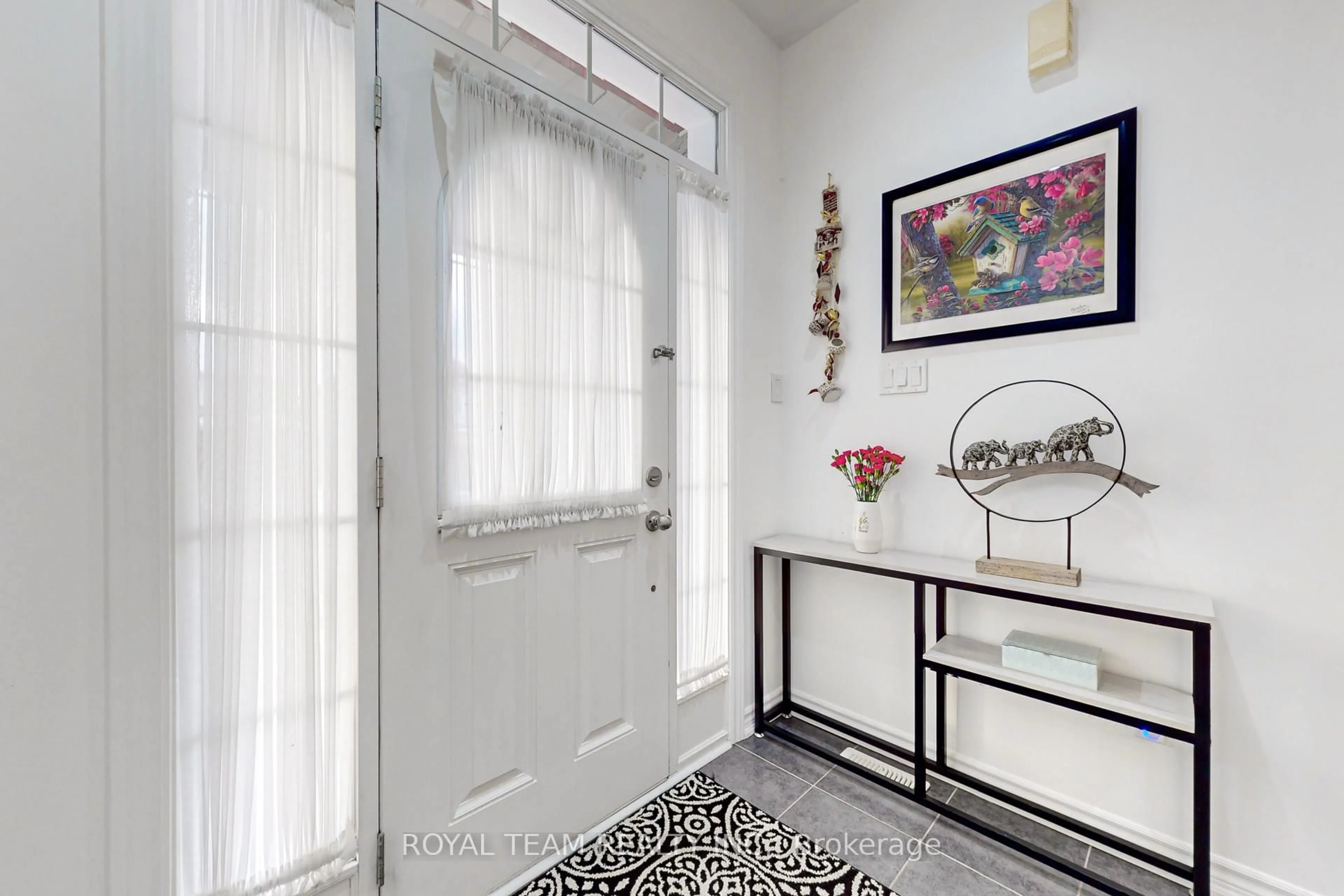 Indoor entryway for 61 Lampkin St, Georgina Ontario L0E 1R0