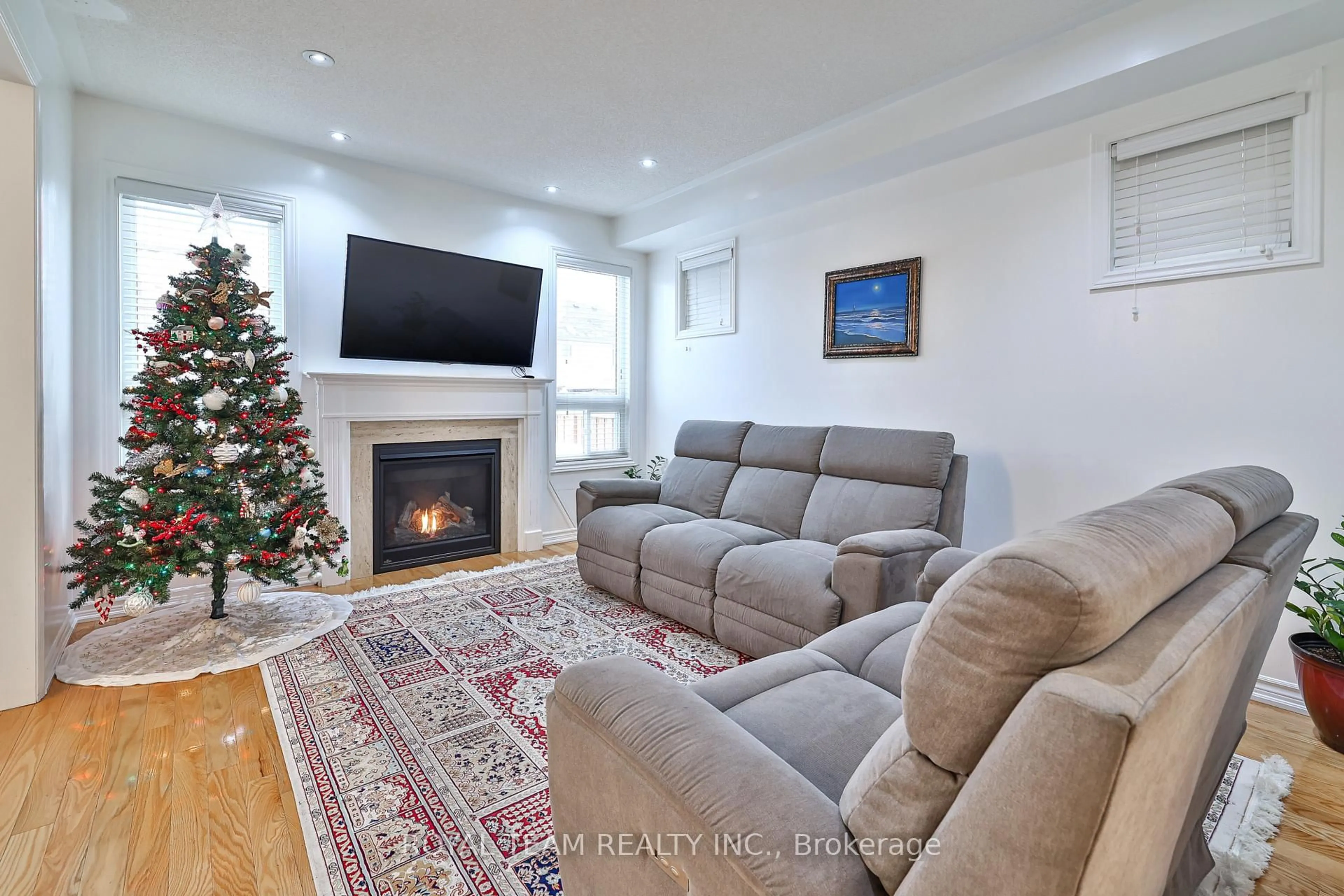 Living room with furniture, unknown for 61 Lampkin St, Georgina Ontario L0E 1R0
