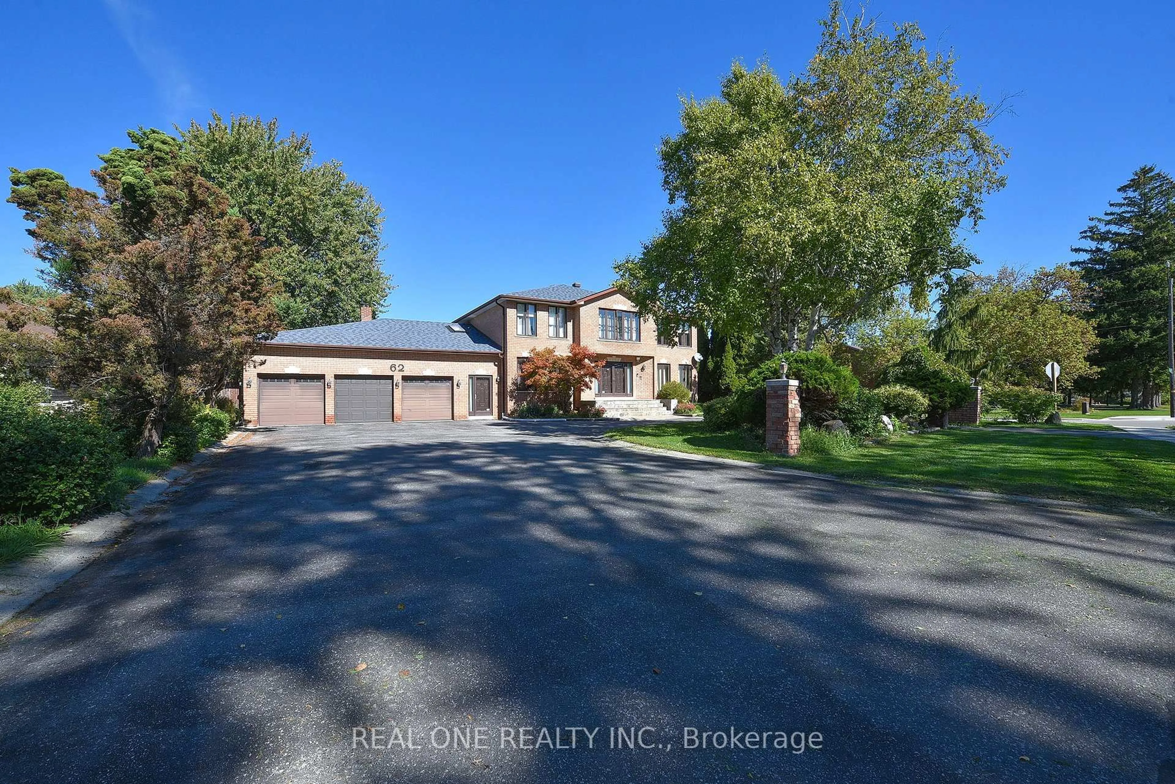 A pic from outside/outdoor area/front of a property/back of a property/a pic from drone, water/lake/river/ocean view for 62 Lee Ave, Markham Ontario L3R 8G4