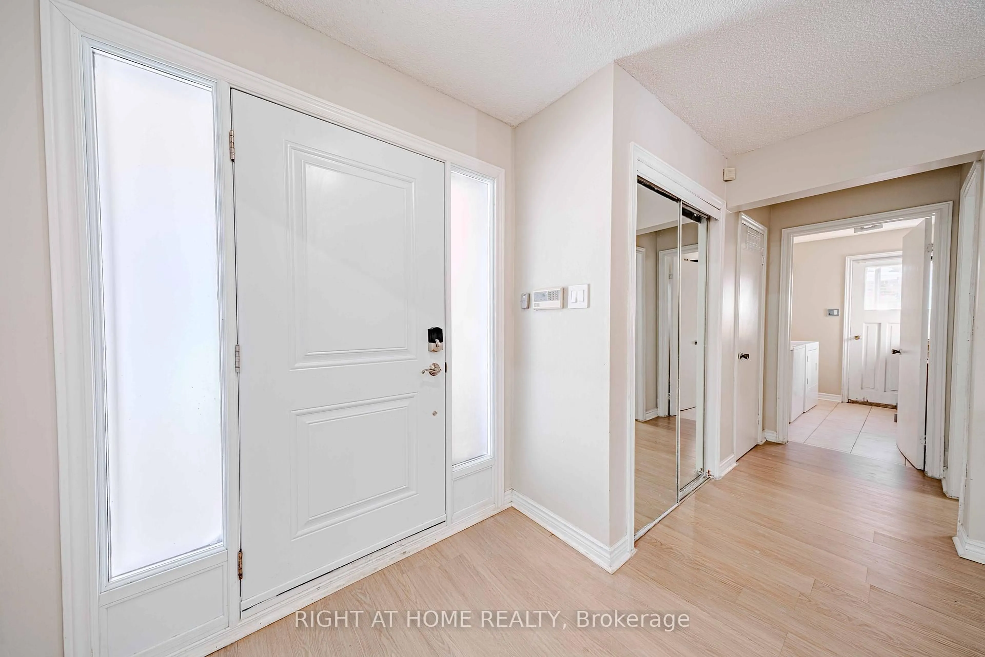 Indoor entryway for 10 Lawson Crt, Richmond Hill Ontario L4C 8L6