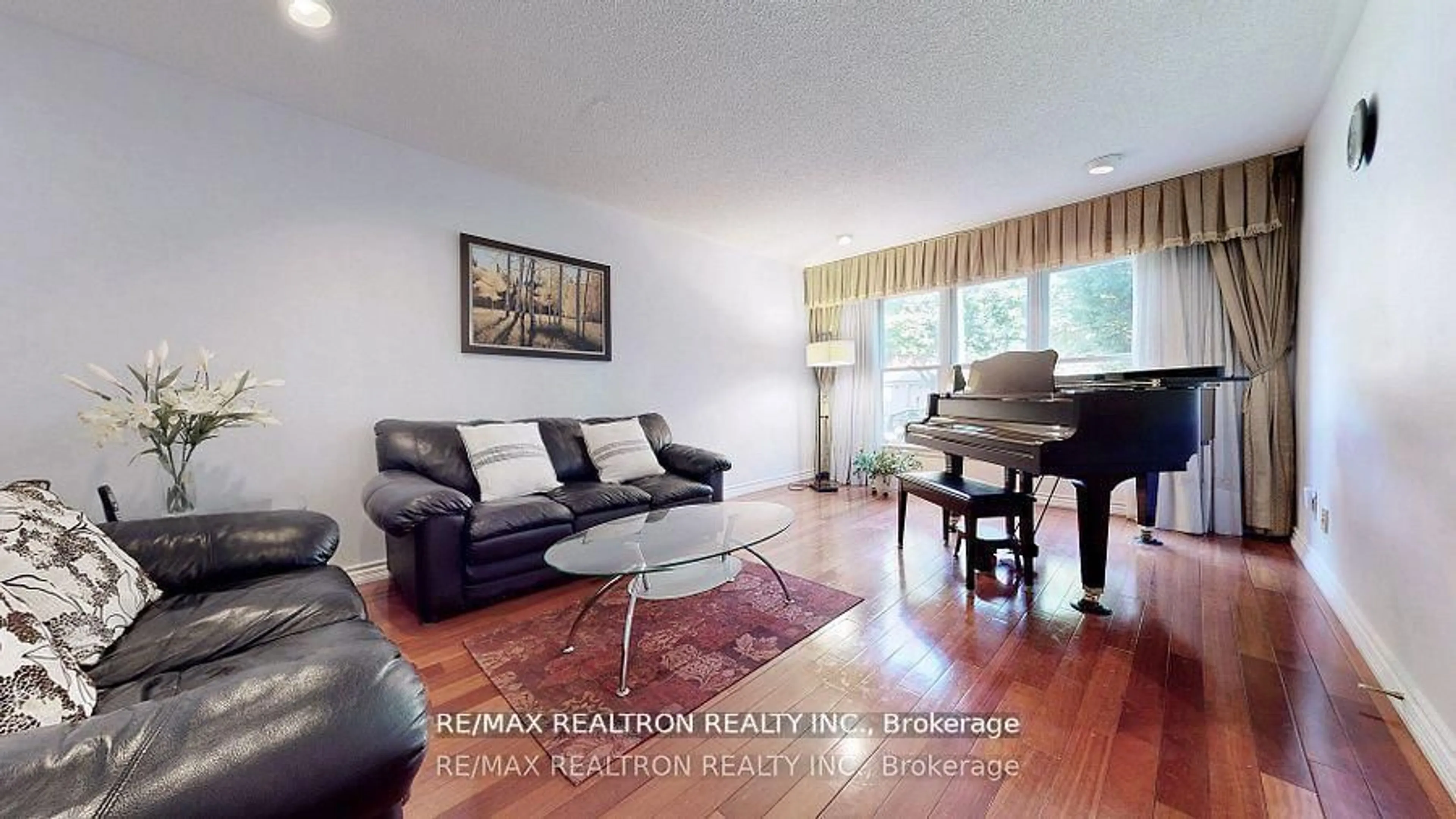 Living room with furniture, wood/laminate floor for 72 Spanhouse Cres, Markham Ontario L3R 4E3