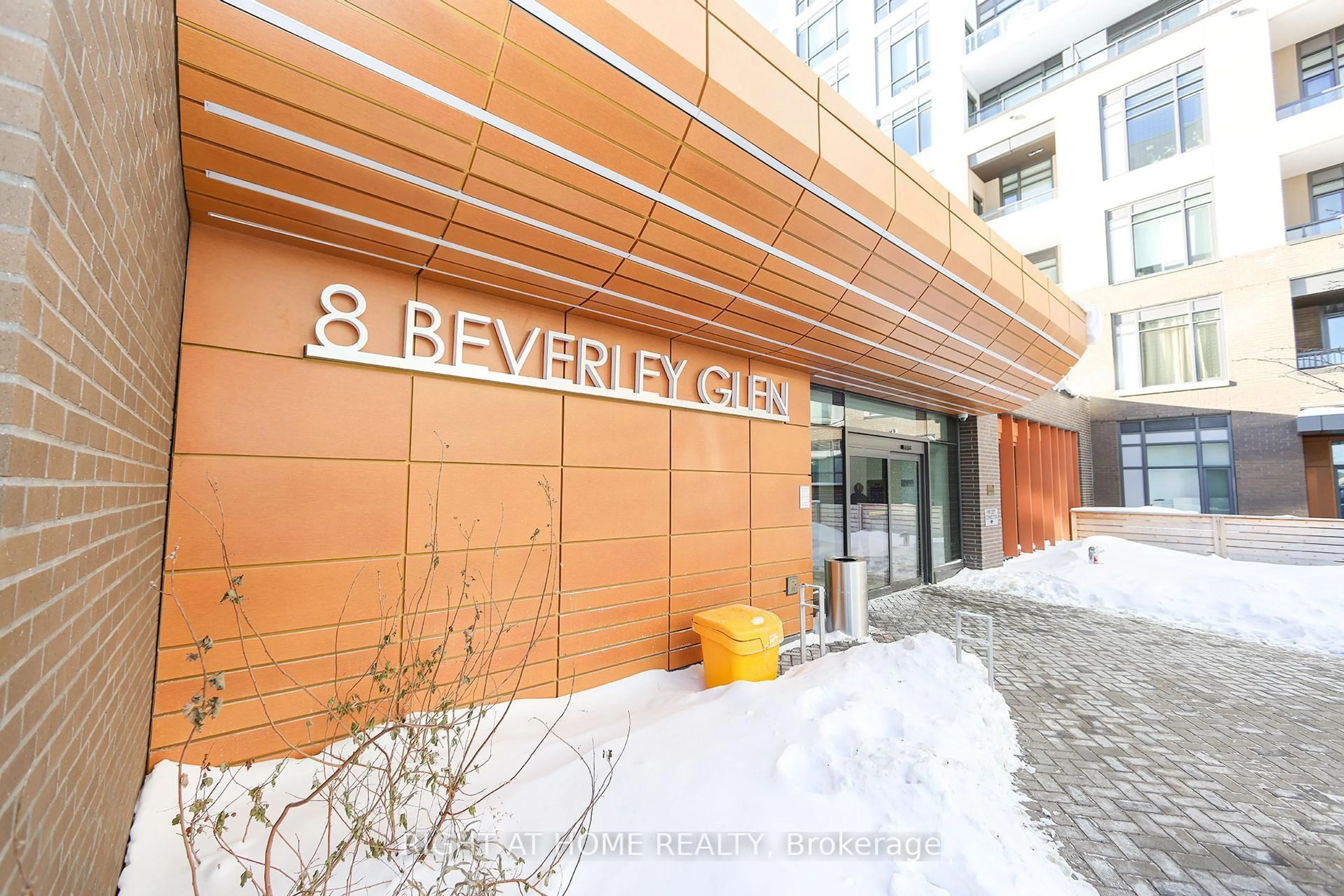 Indoor foyer for 8 Beverley Glen Blvd, Vaughan Ontario L4J 7V1