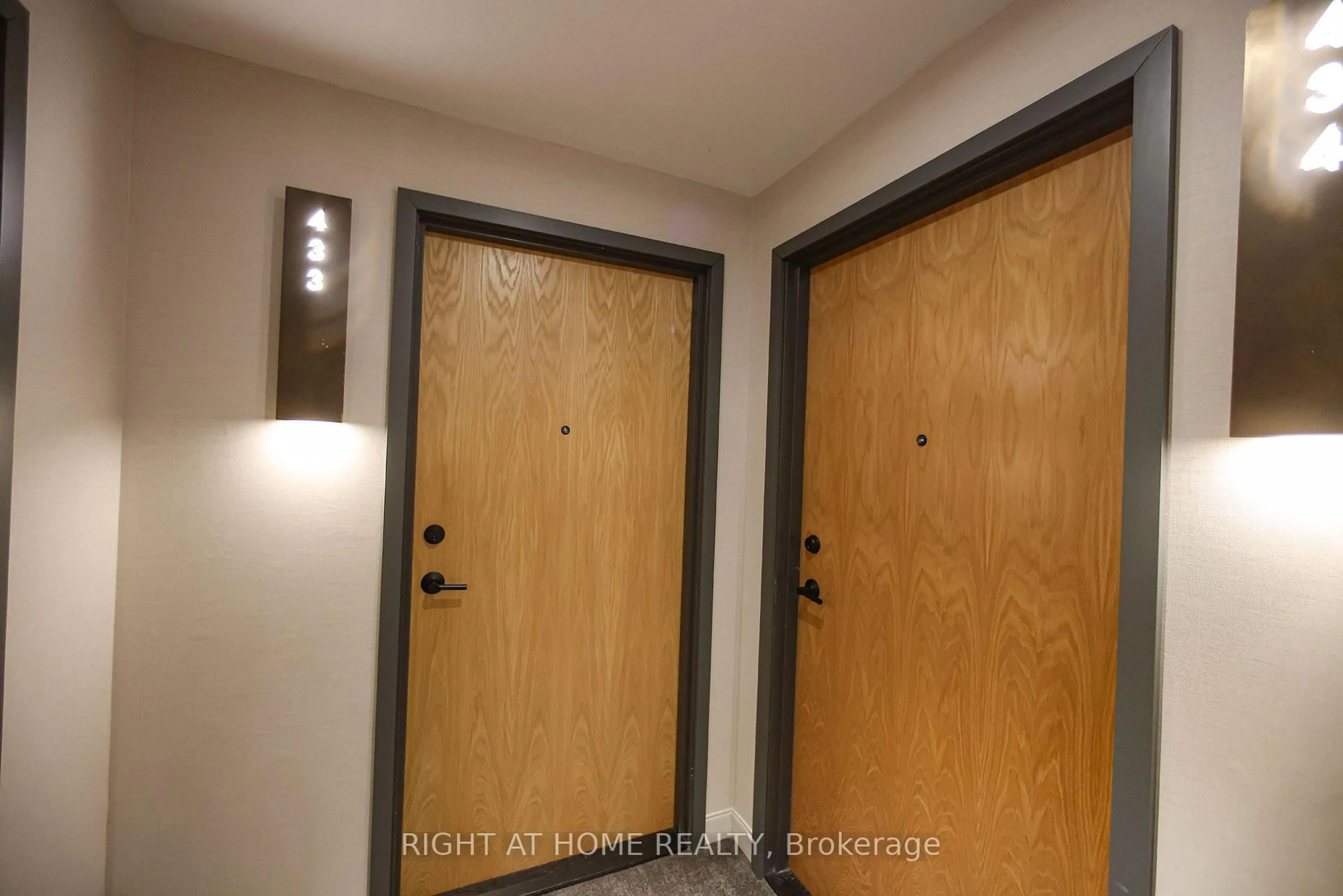 Indoor entryway for 8 Beverley Glen Blvd, Vaughan Ontario L4J 7V1