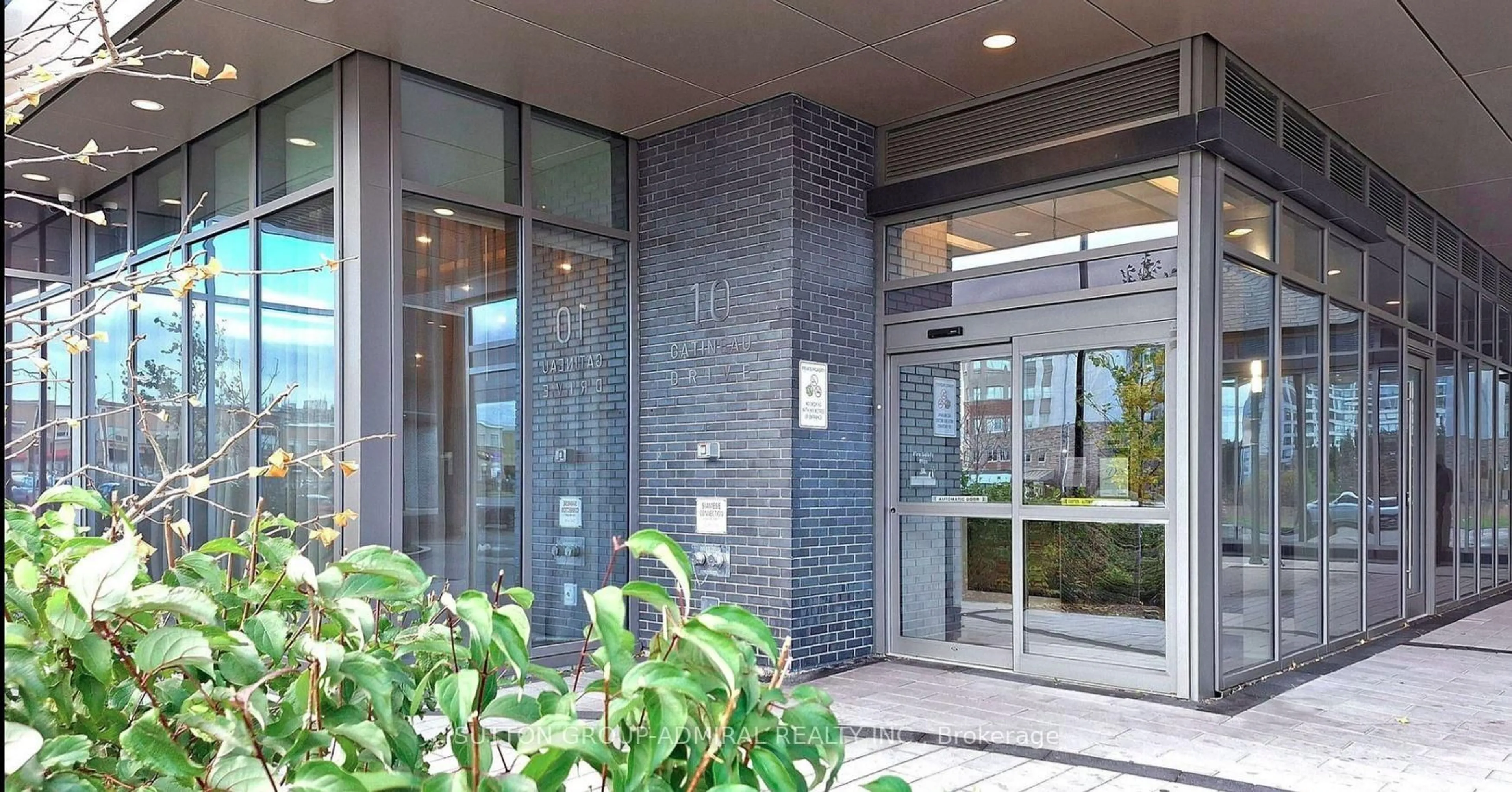 Indoor foyer for 10 Gatineau Dr #209, Vaughan Ontario L4J 0L2