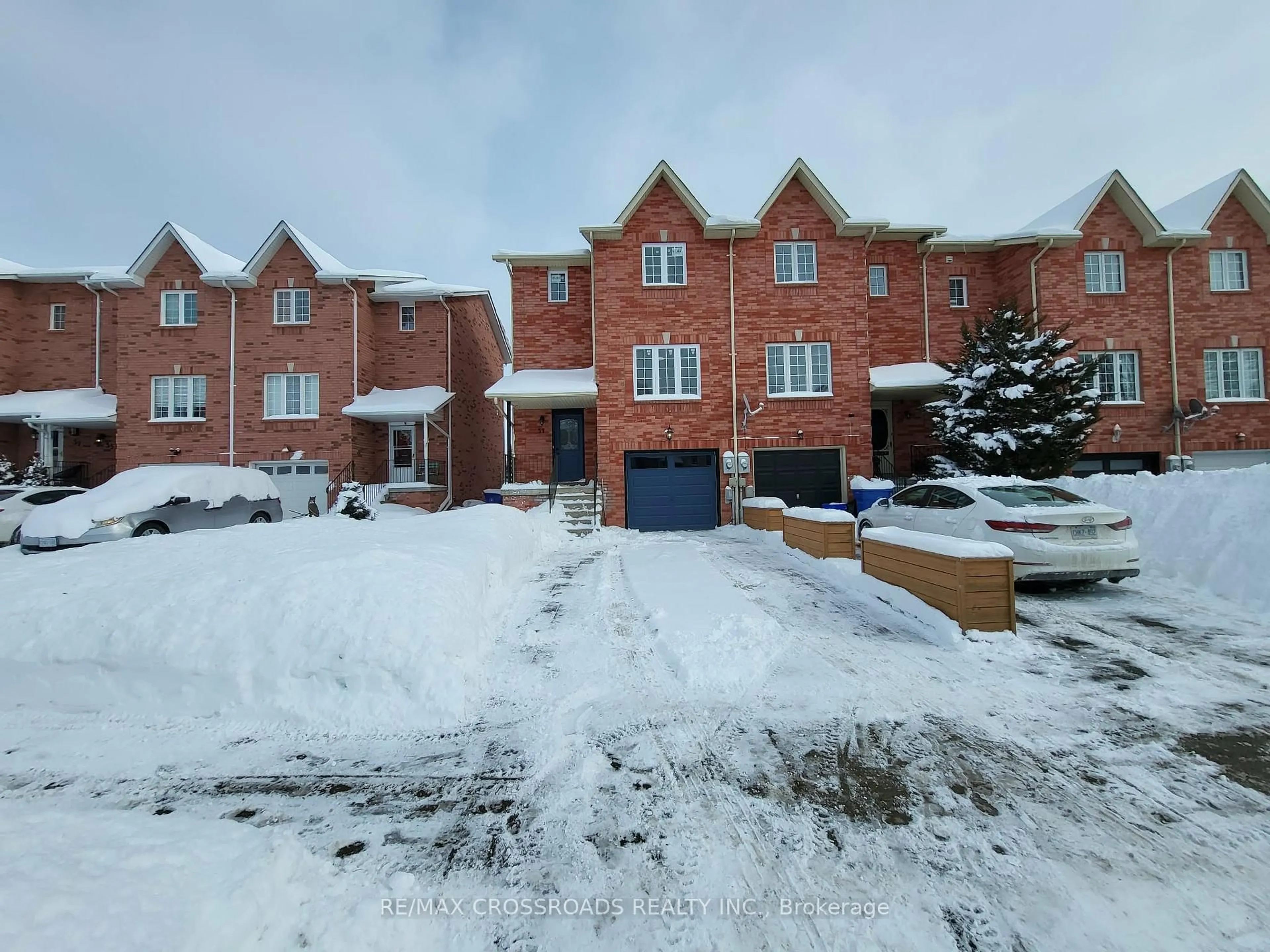 A pic from outside/outdoor area/front of a property/back of a property/a pic from drone, street for 51 HATTIE Crt, Georgina Ontario L4P 3C8