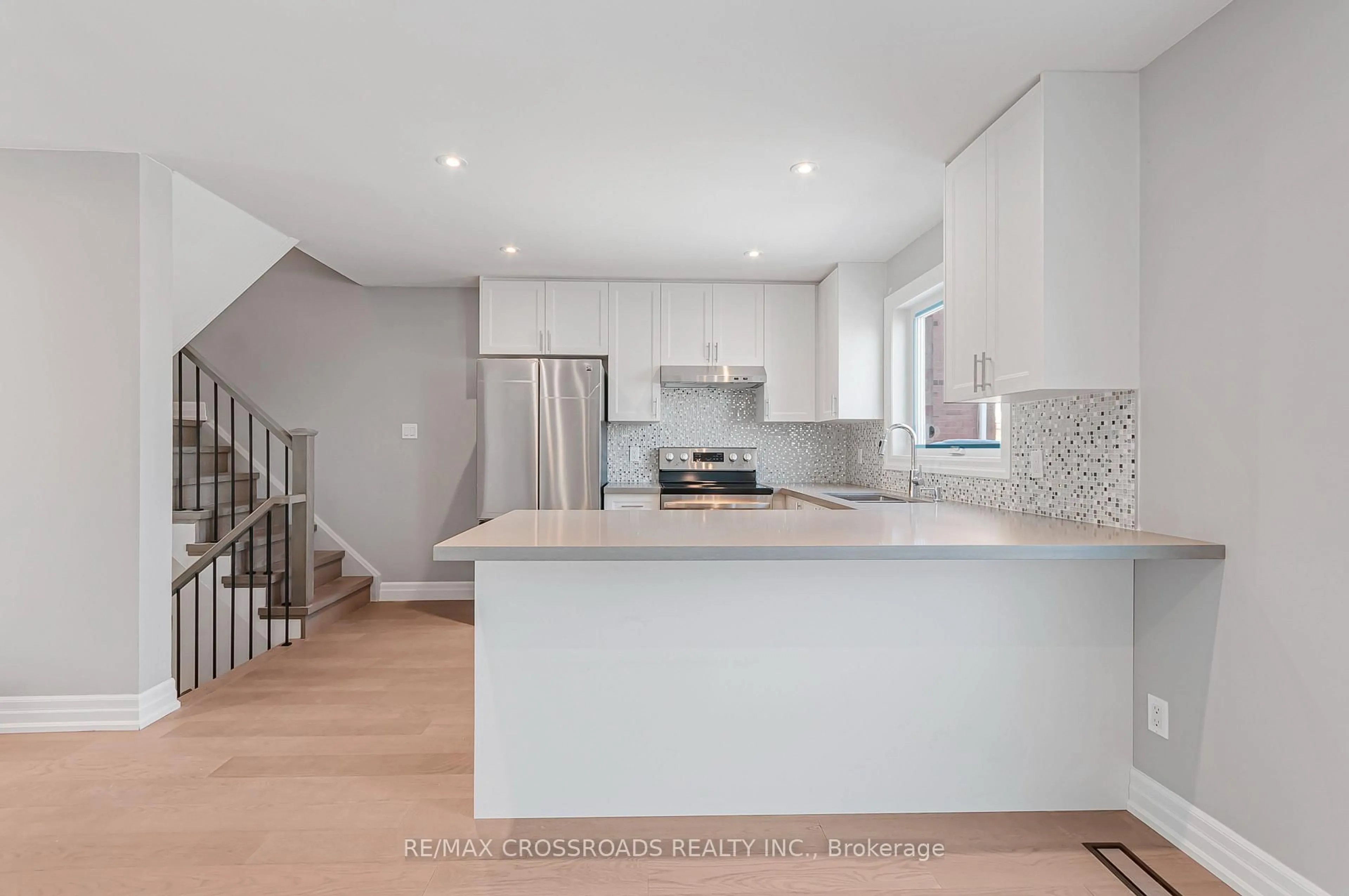 Open concept kitchen, unknown for 51 HATTIE Crt, Georgina Ontario L4P 3C8