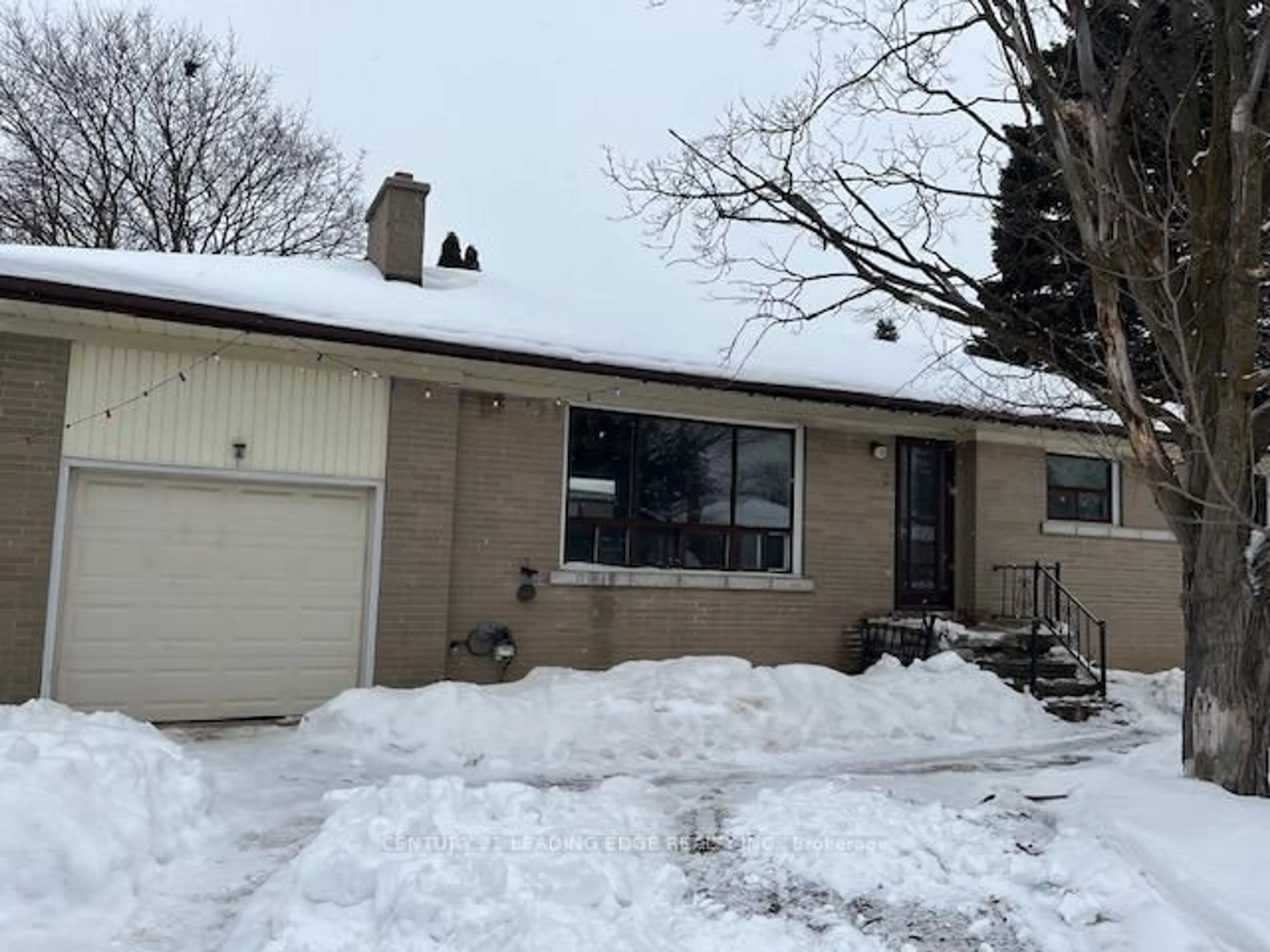 Home with vinyl exterior material, street for 2 Honeybourne Cres, Markham Ontario L3P 1P3