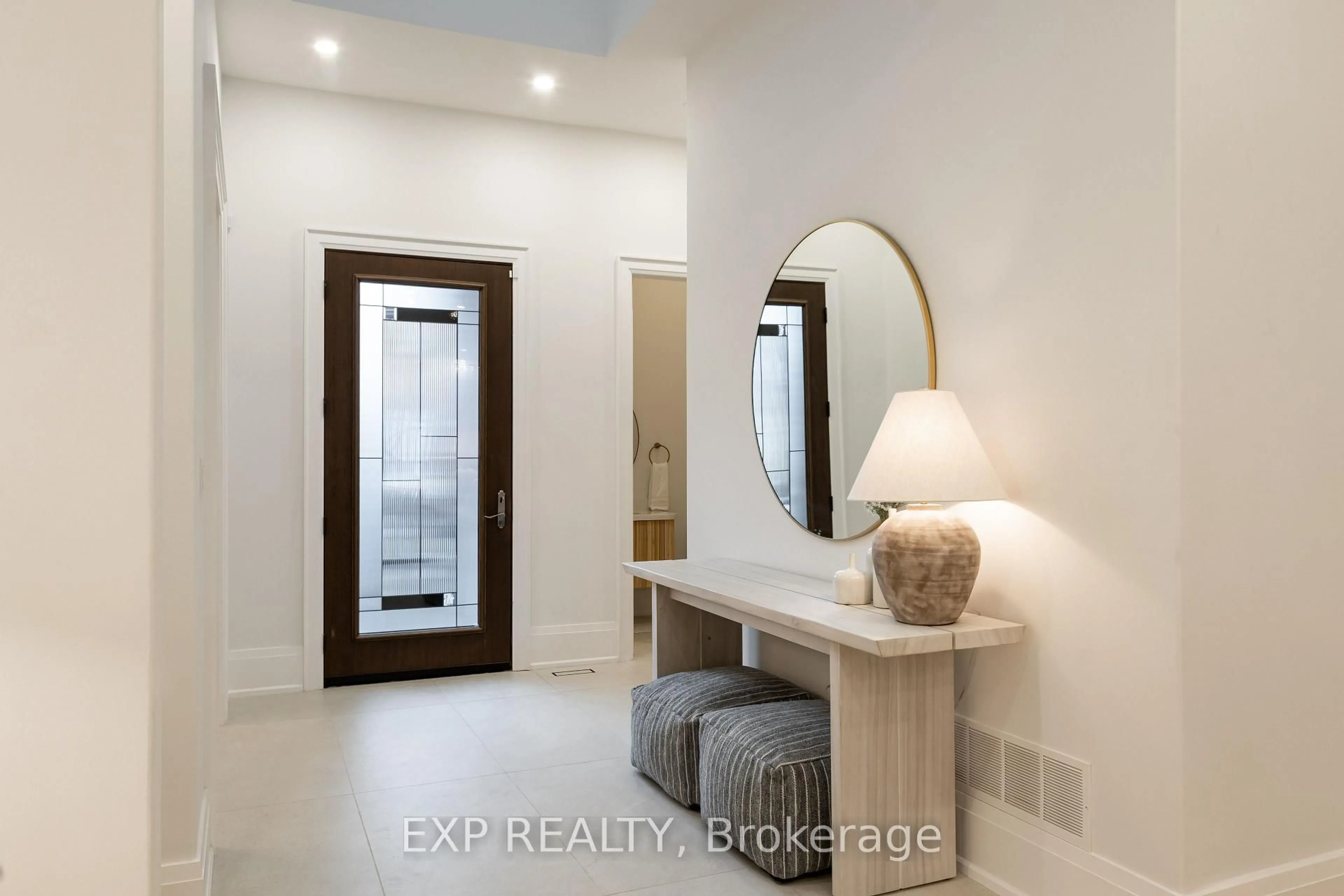 Indoor entryway for 25 Pinery Lane, Georgina Ontario L0E 1L0