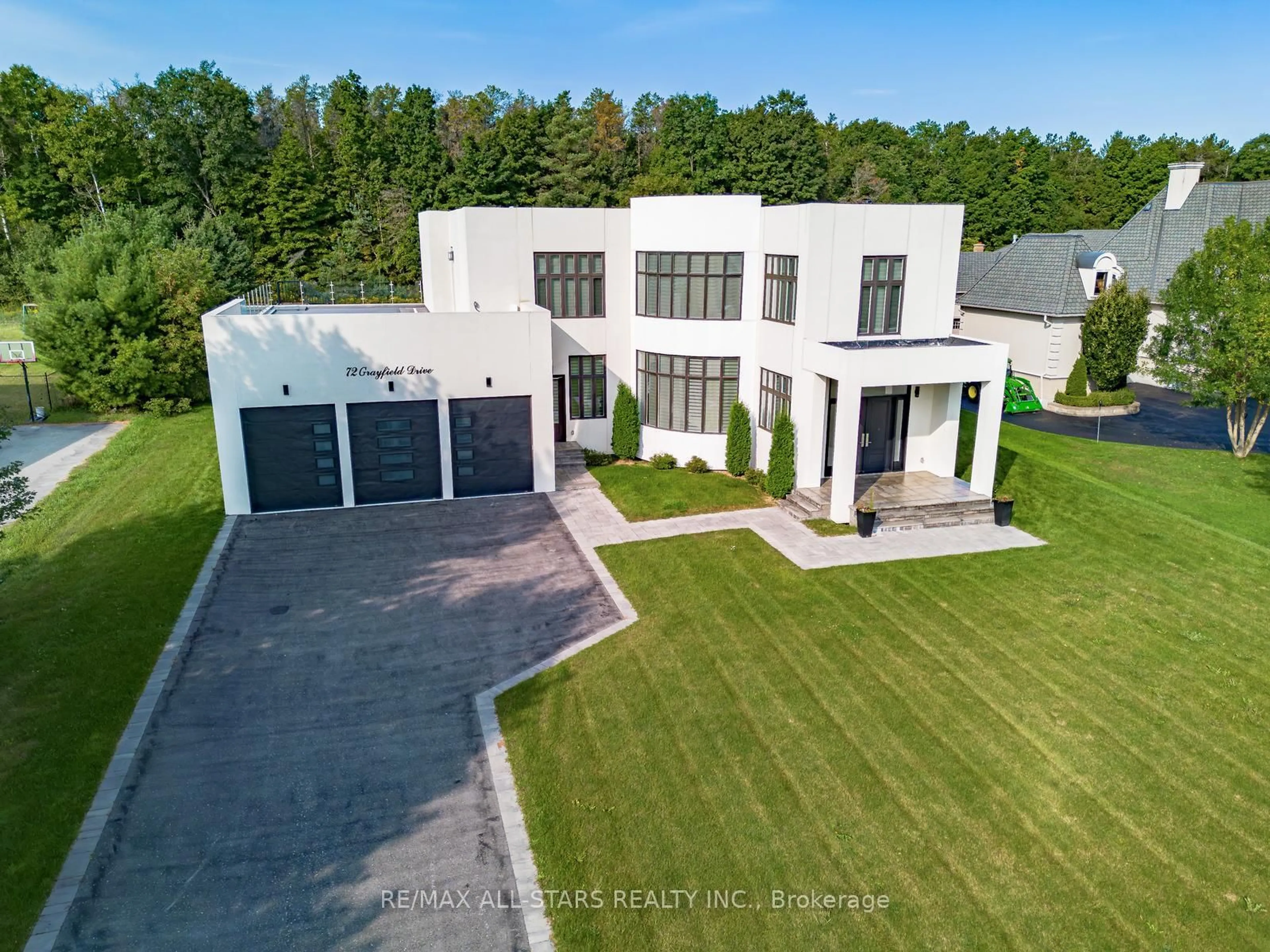 A pic from outside/outdoor area/front of a property/back of a property/a pic from drone, building for 72 Grayfield Dr, Whitchurch-Stouffville Ontario L4A 0B1