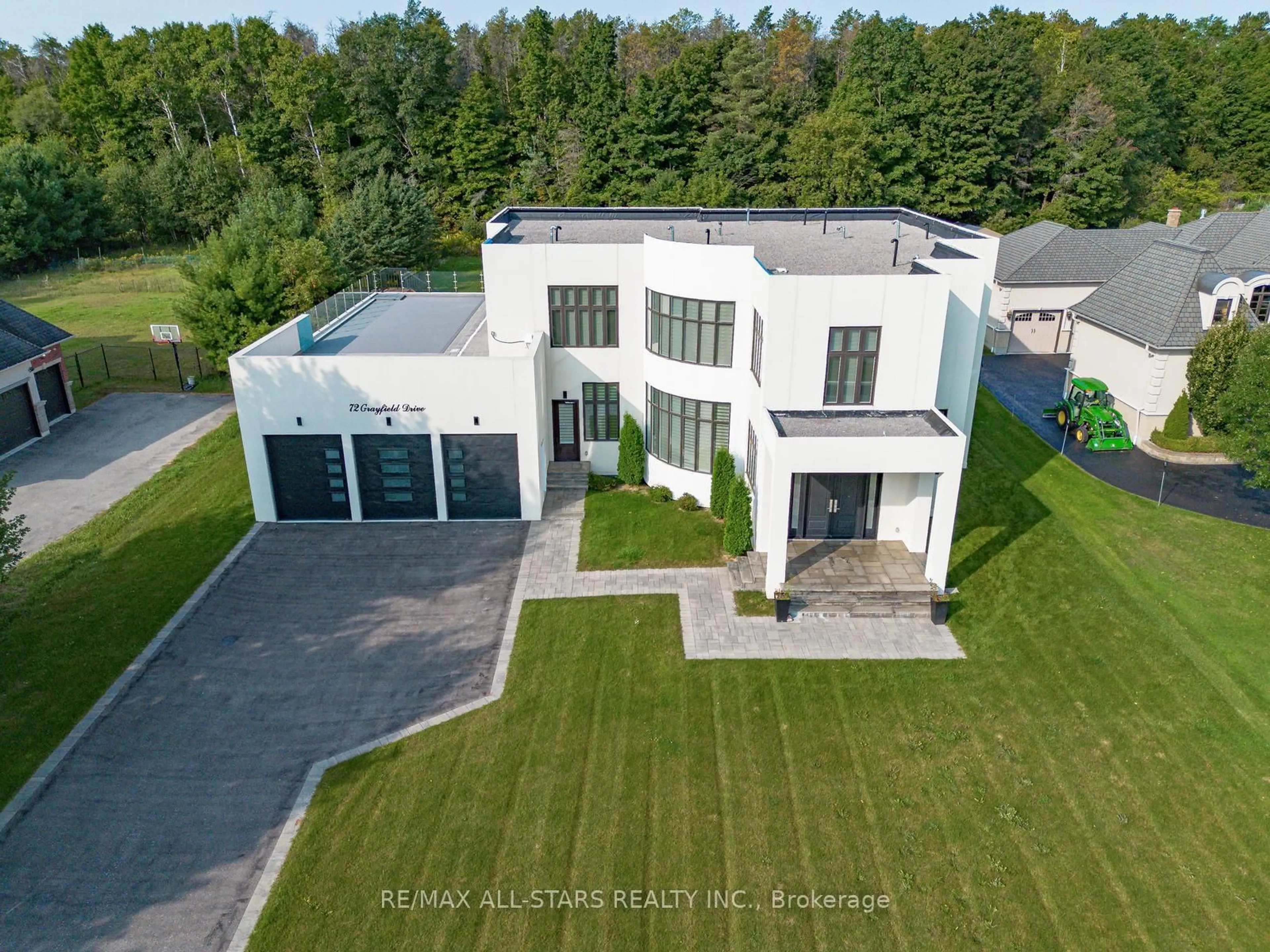 A pic from outside/outdoor area/front of a property/back of a property/a pic from drone, building for 72 Grayfield Dr, Whitchurch-Stouffville Ontario L4A 0B1