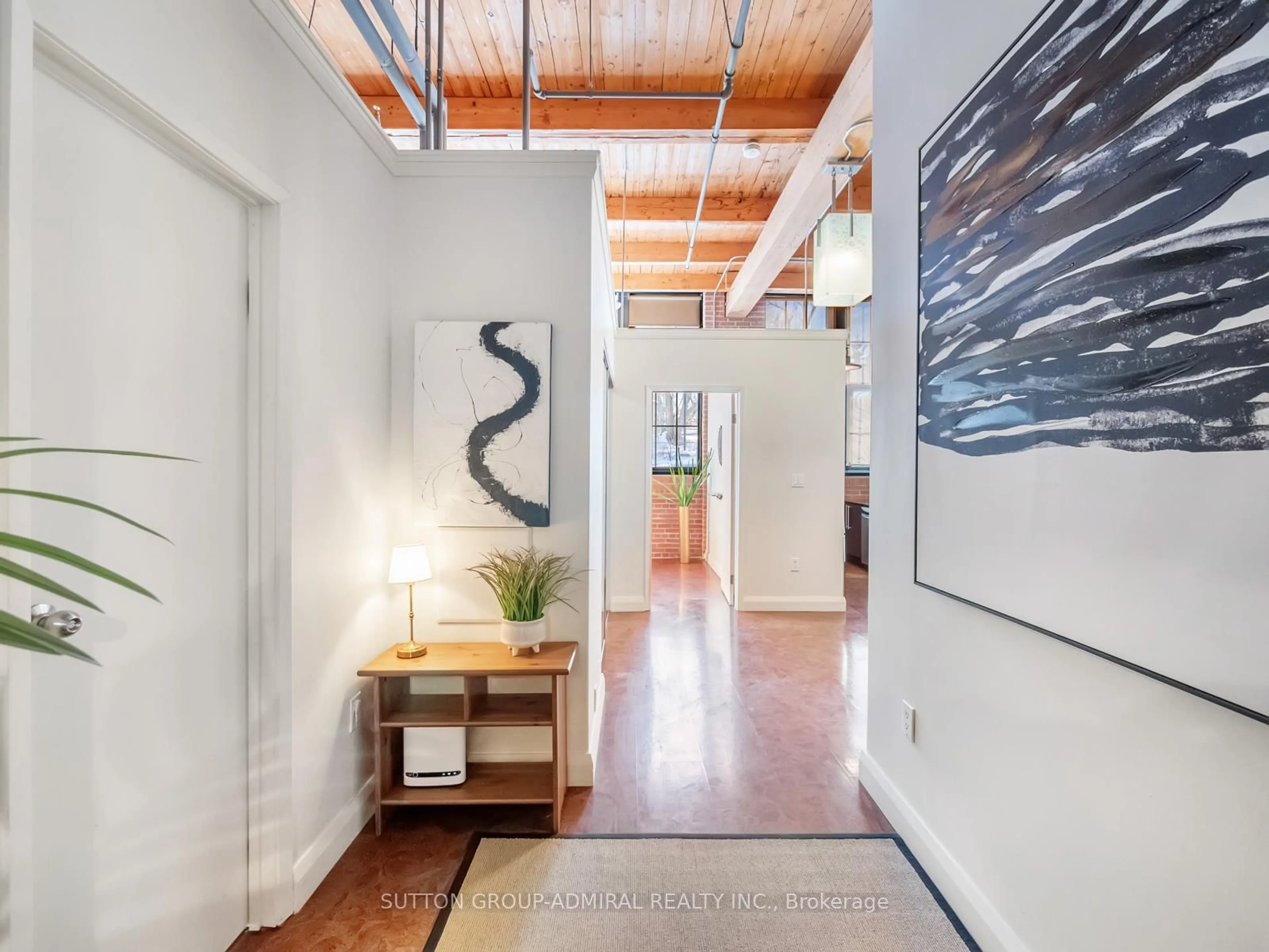 Indoor entryway for 543 Timothy St #204, Newmarket Ontario L3Y 1R1