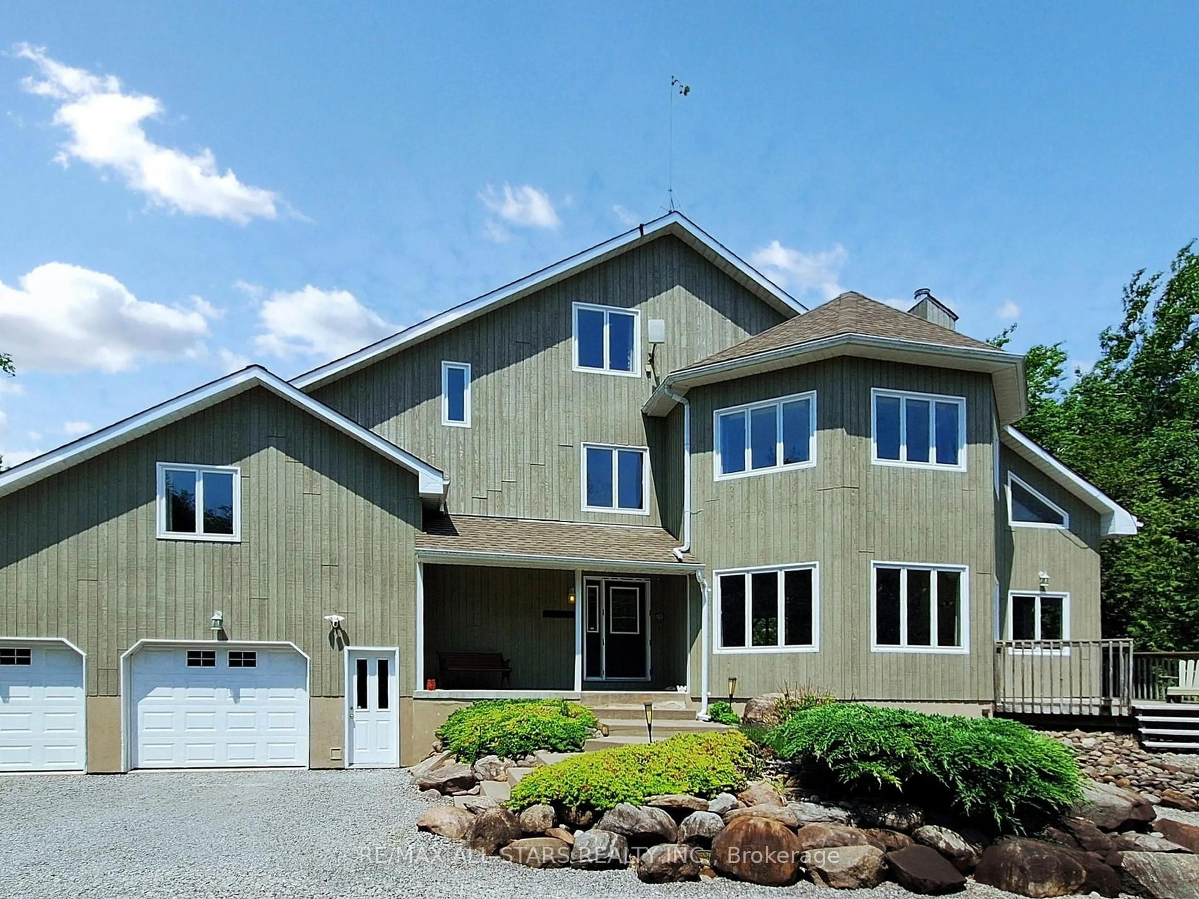 Home with vinyl exterior material, building for 27352 Highway 48, Georgina Ontario L0E 1R0