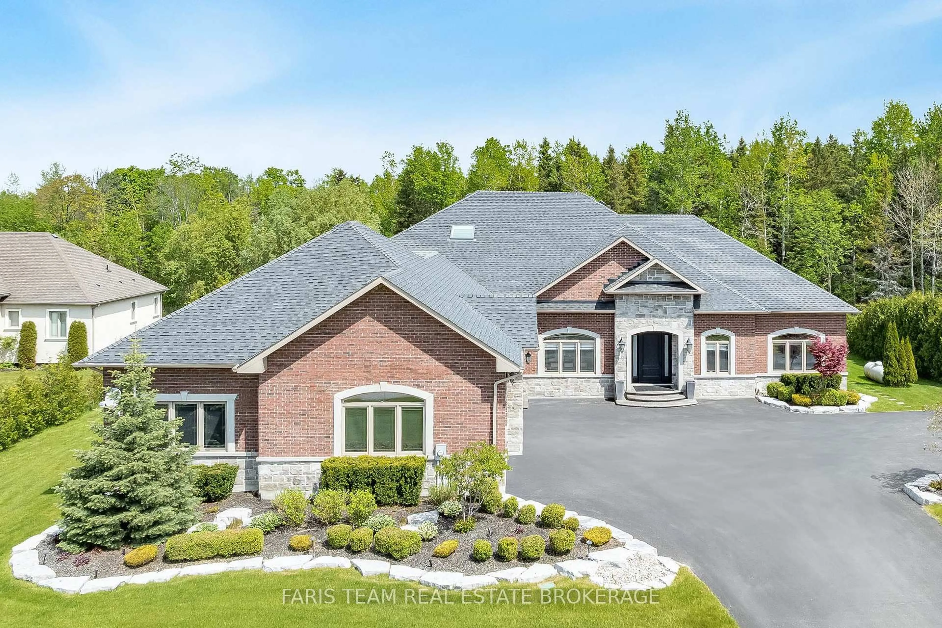 Home with brick exterior material, unknown for 158 Dale Cres, Bradford West Gwillimbury Ontario L0L 1L0