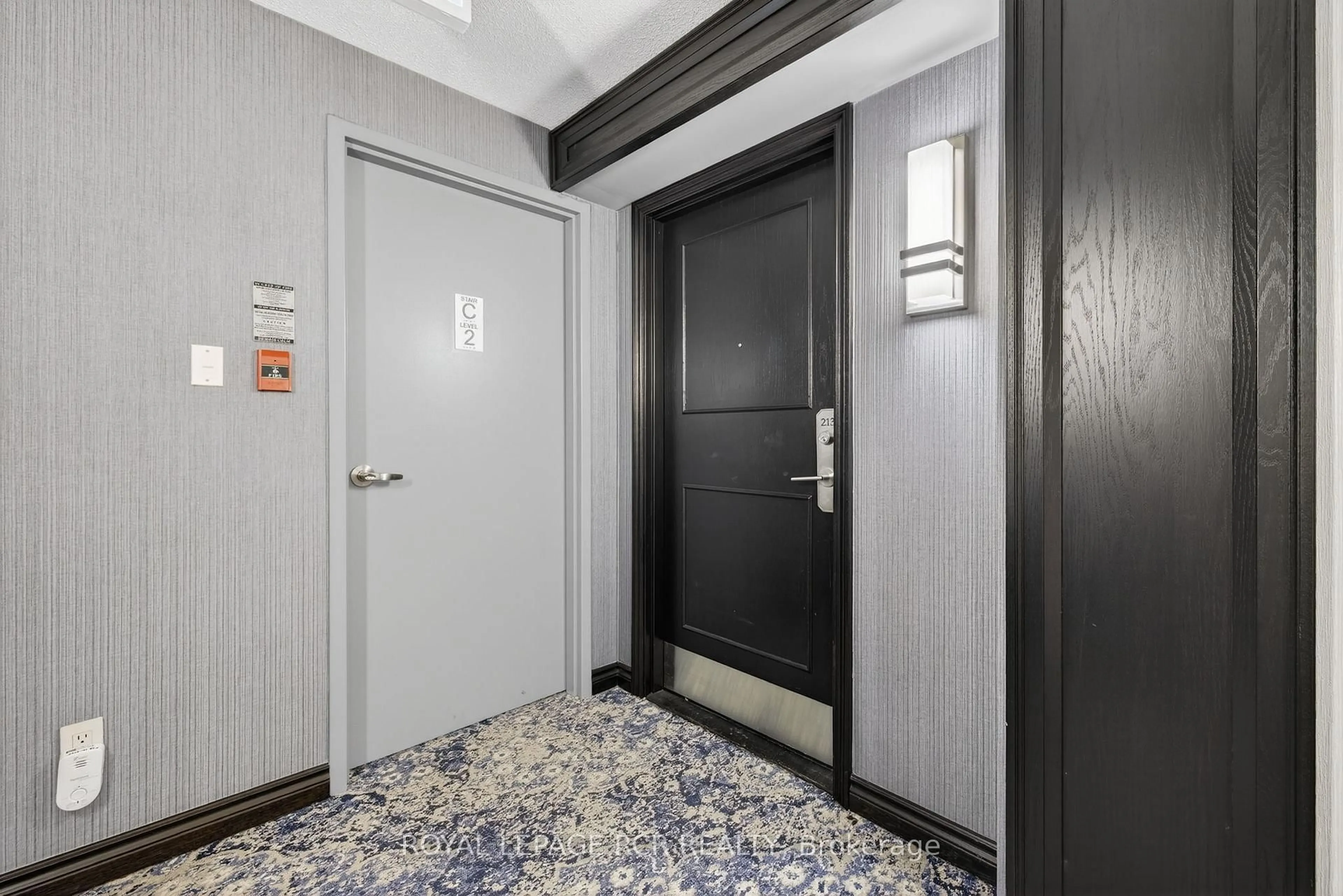 Indoor foyer for 14924 Yonge St #213, Aurora Ontario L4G 6H7