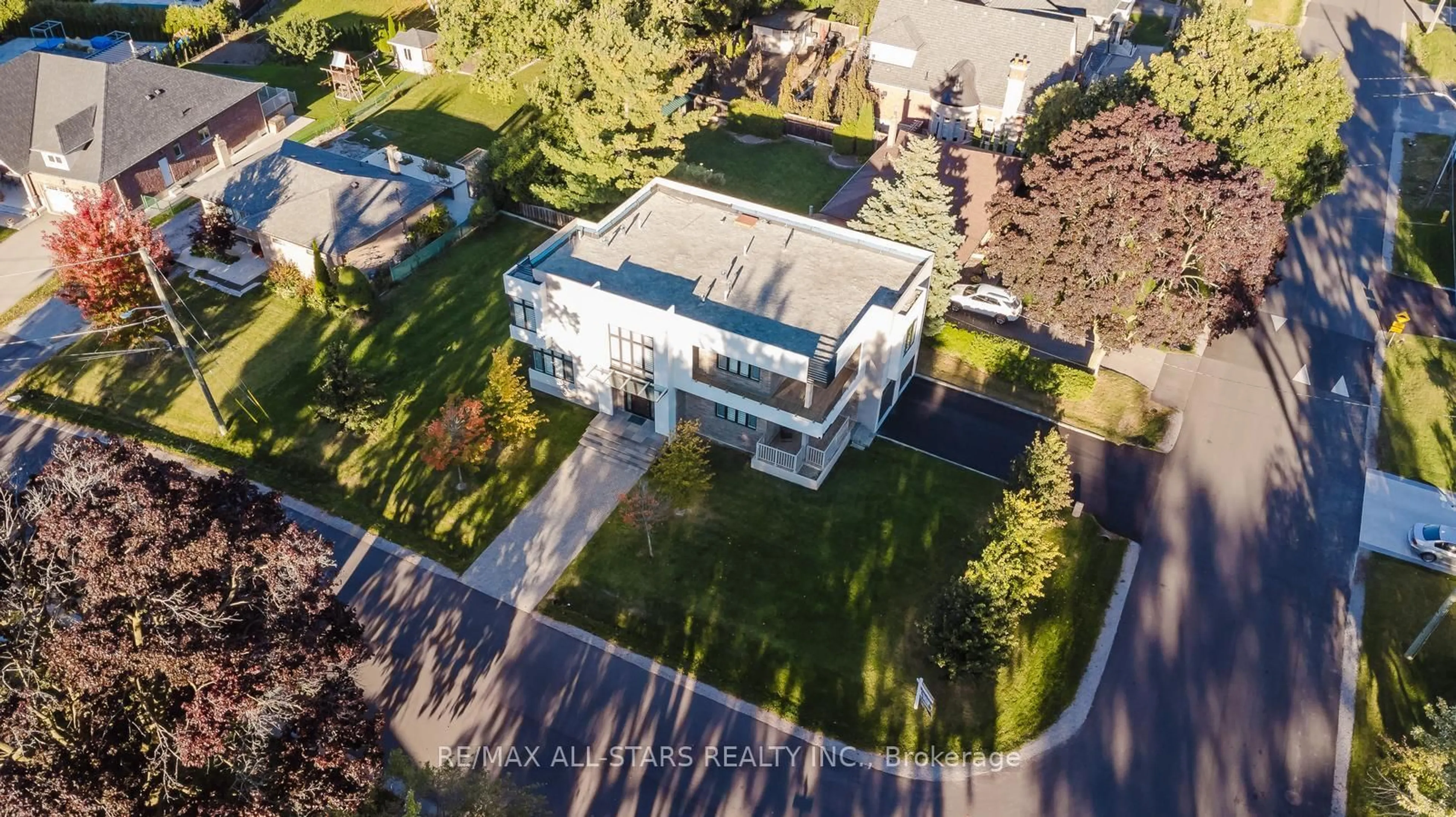 A pic from outside/outdoor area/front of a property/back of a property/a pic from drone, street for 26 Lancer Dr, Vaughan Ontario L6A 1E1