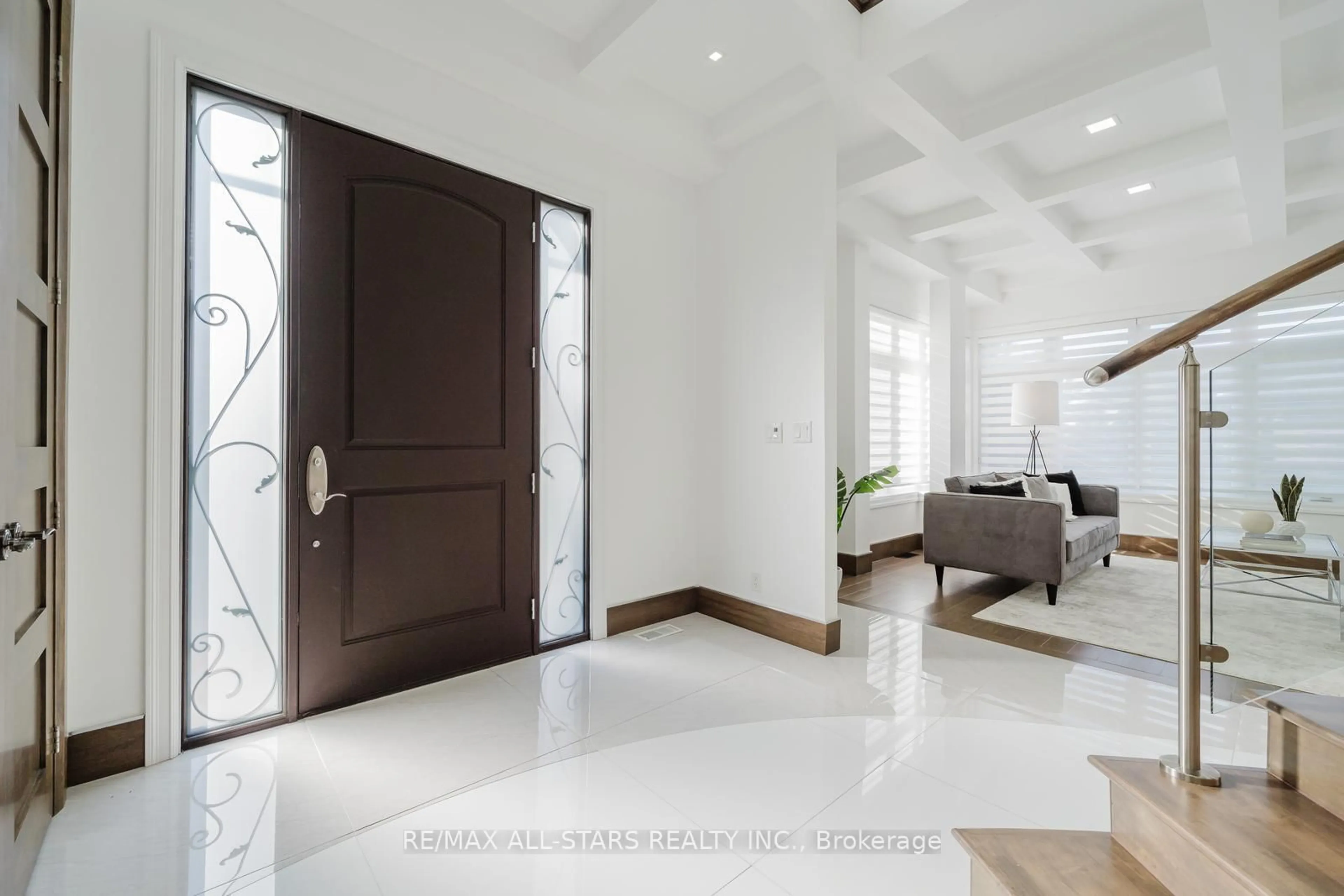 Indoor foyer for 26 Lancer Dr, Vaughan Ontario L6A 1E1