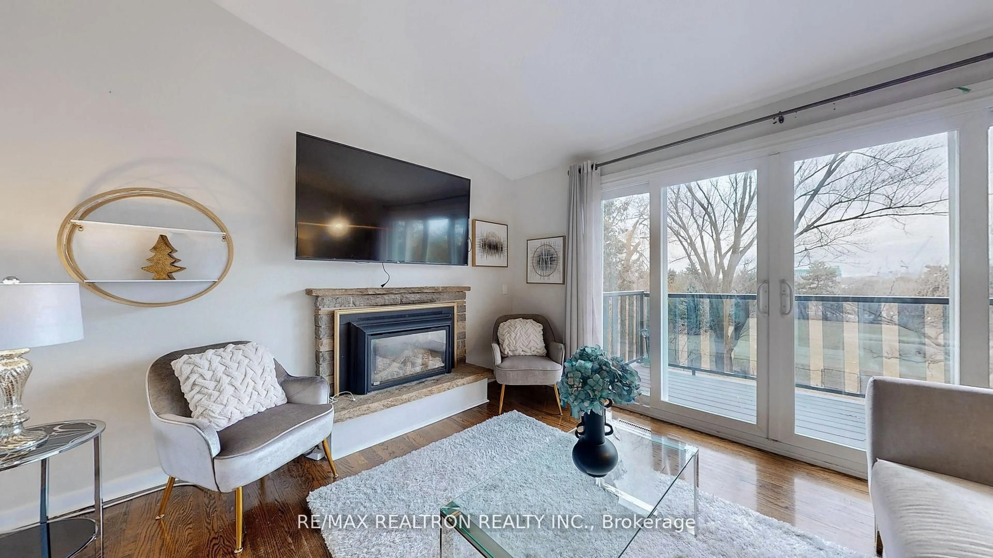 Living room with furniture, wood/laminate floor for 292 Essex Ave, Richmond Hill Ontario L4C 2C2