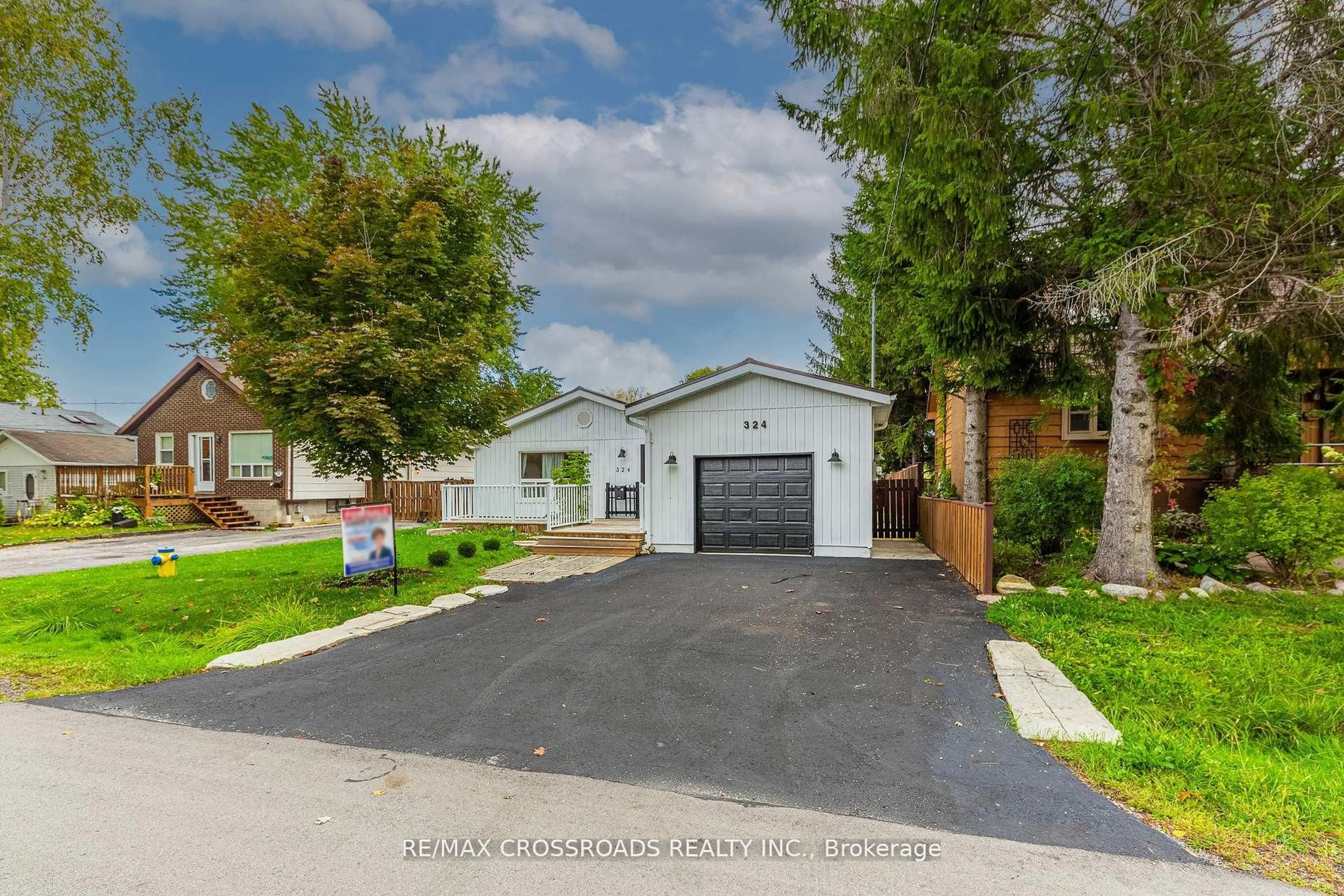 A pic from outside/outdoor area/front of a property/back of a property/a pic from drone, street for 324 Tampa Dr, Georgina Ontario L4P 3A4