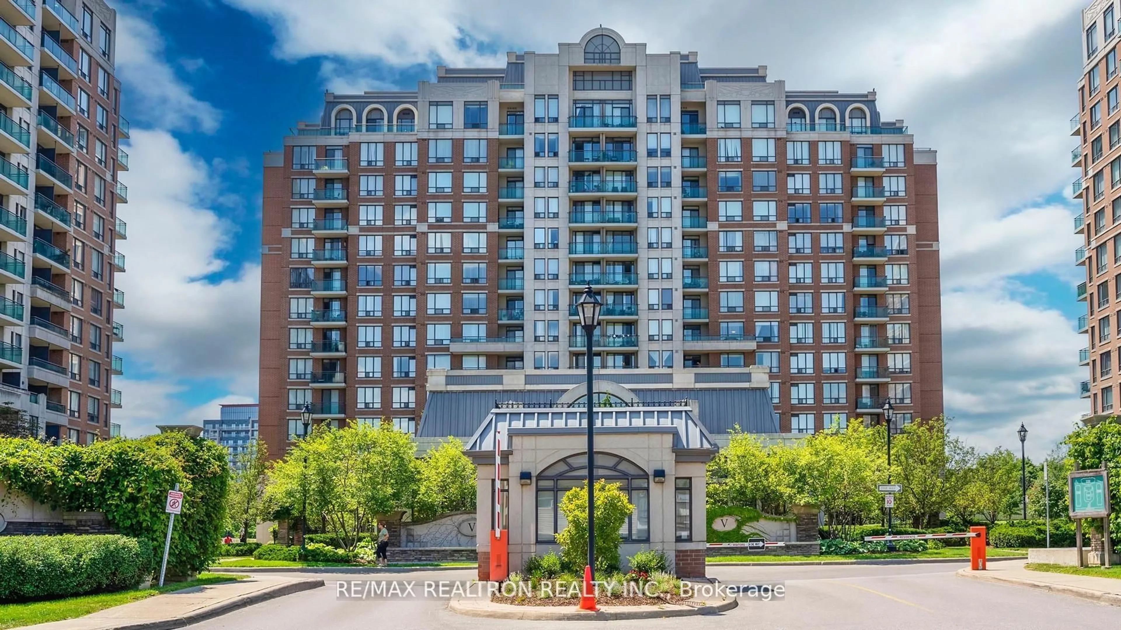Indoor foyer for 330 Red Maple Rd #103, Richmond Hill Ontario L4C 0T6