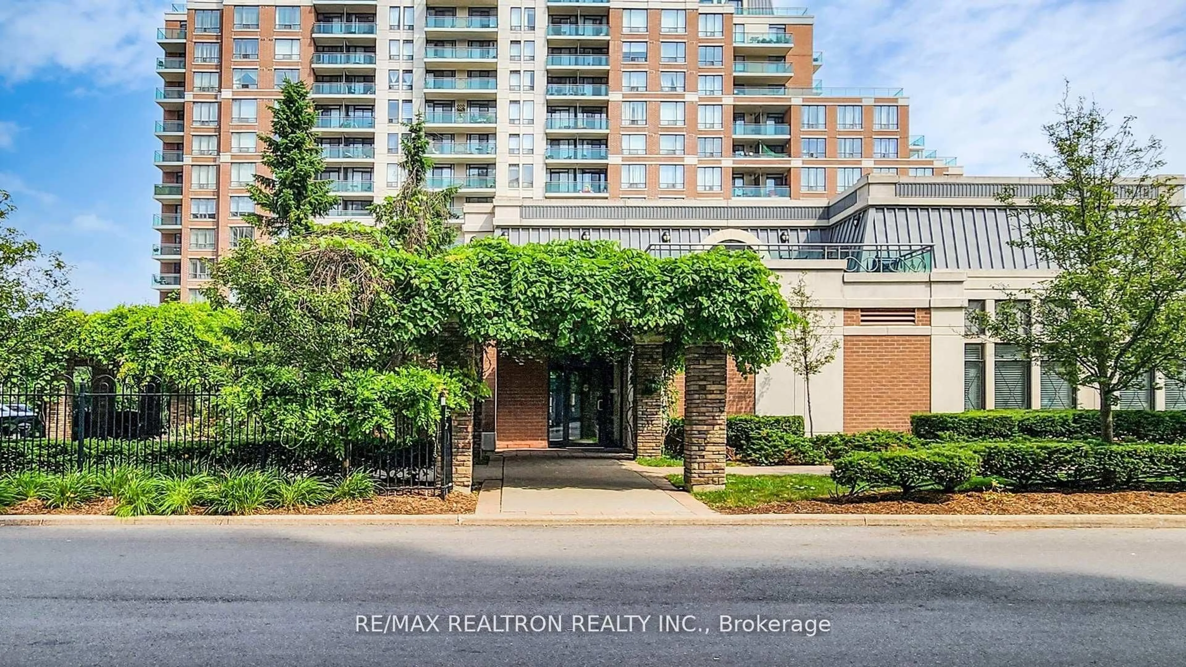 Indoor foyer for 330 Red Maple Rd #103, Richmond Hill Ontario L4C 0T6