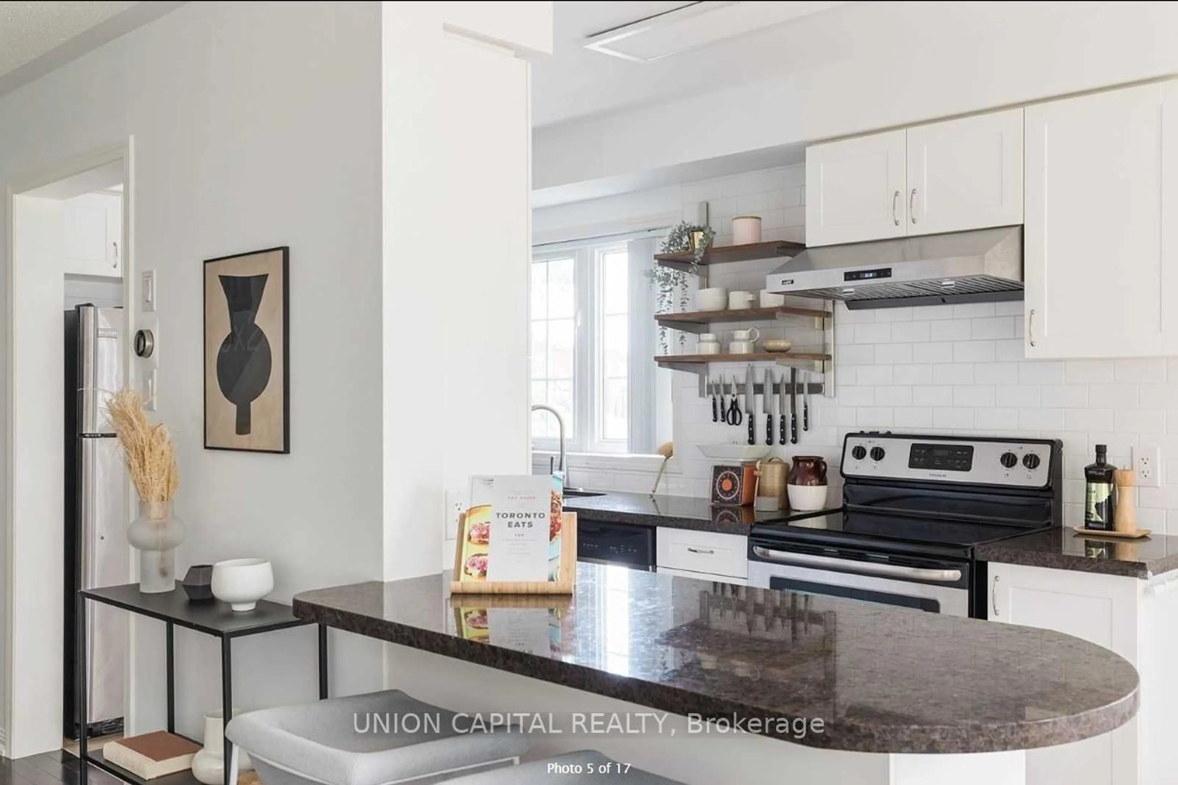 Open concept kitchen, unknown for 21 Winn Pl, Aurora Ontario L4G 0S2