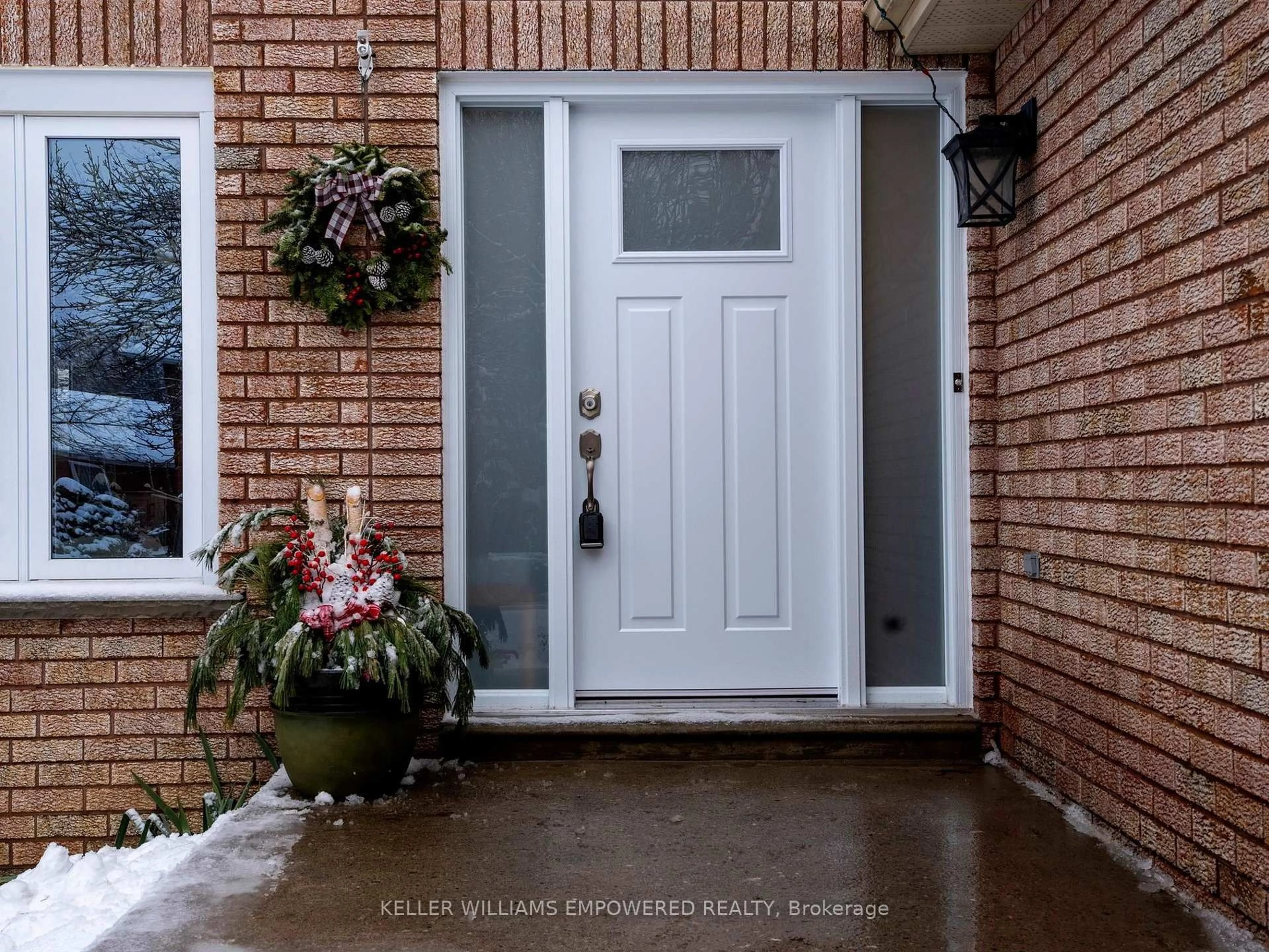 Indoor entryway for 61 Gilbank Dr, Aurora Ontario L4G 6H9