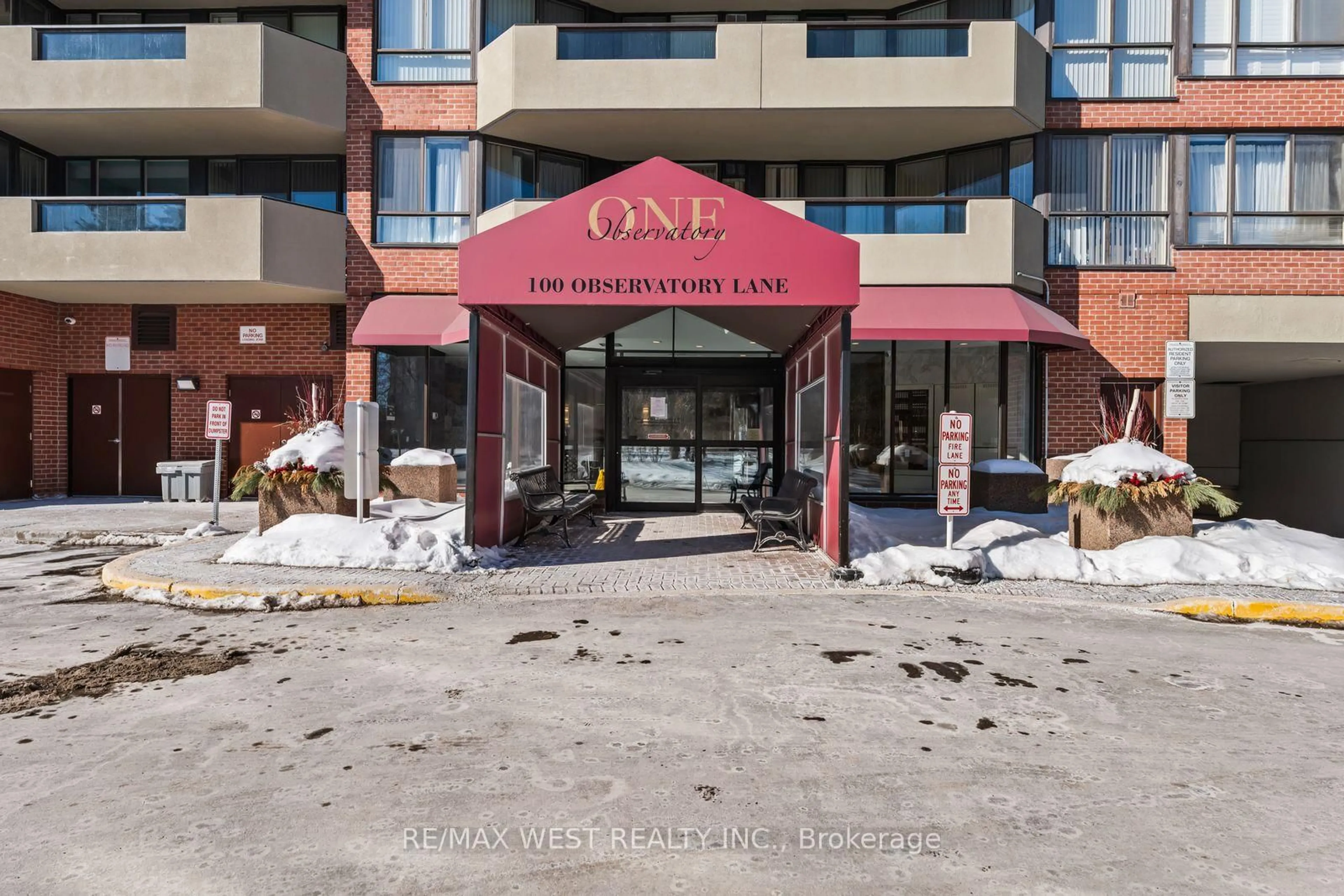 Indoor foyer for 100 Observatory Lane #502, Richmond Hill Ontario L4C 1T4