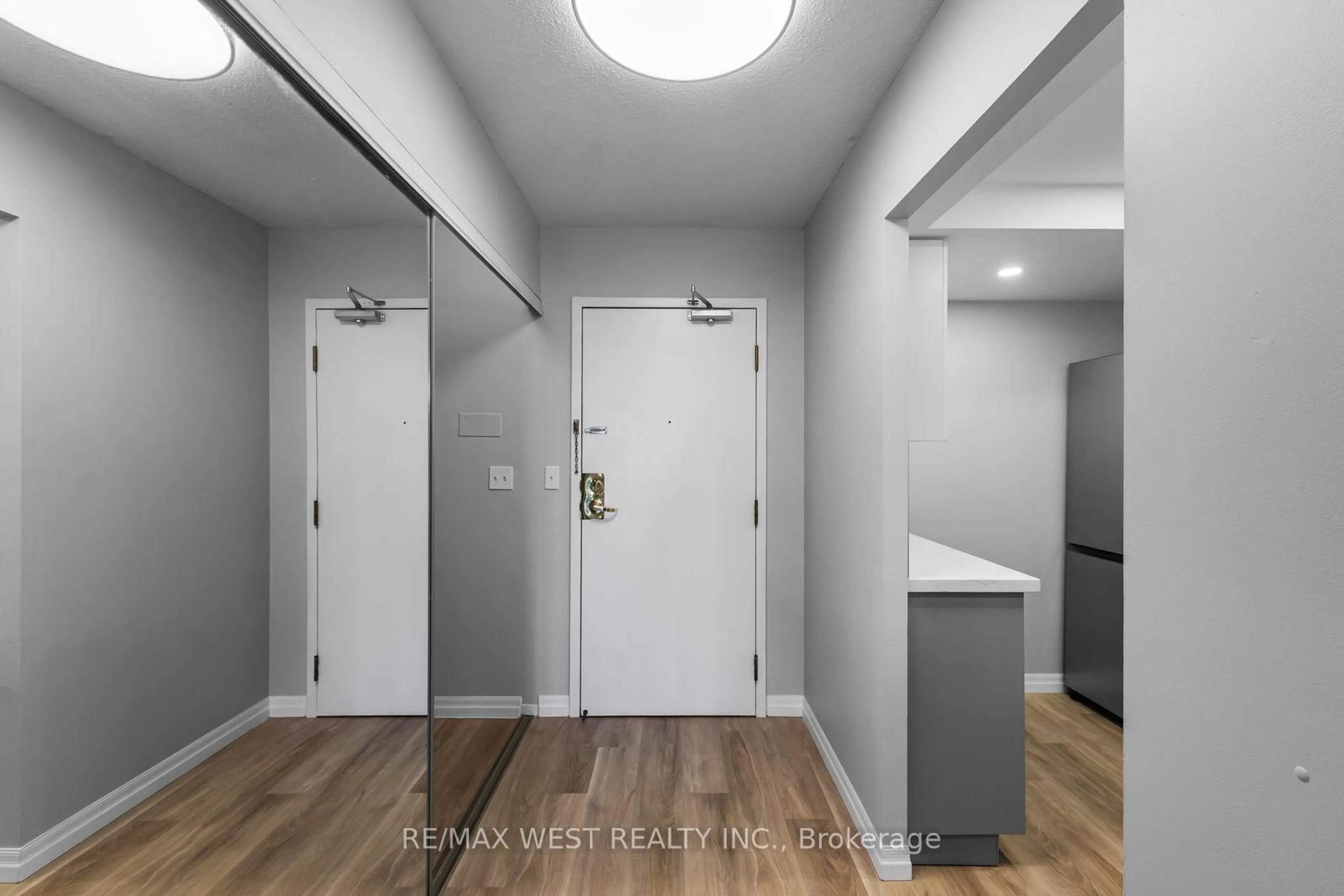 Indoor entryway for 100 Observatory Lane #502, Richmond Hill Ontario L4C 1T4