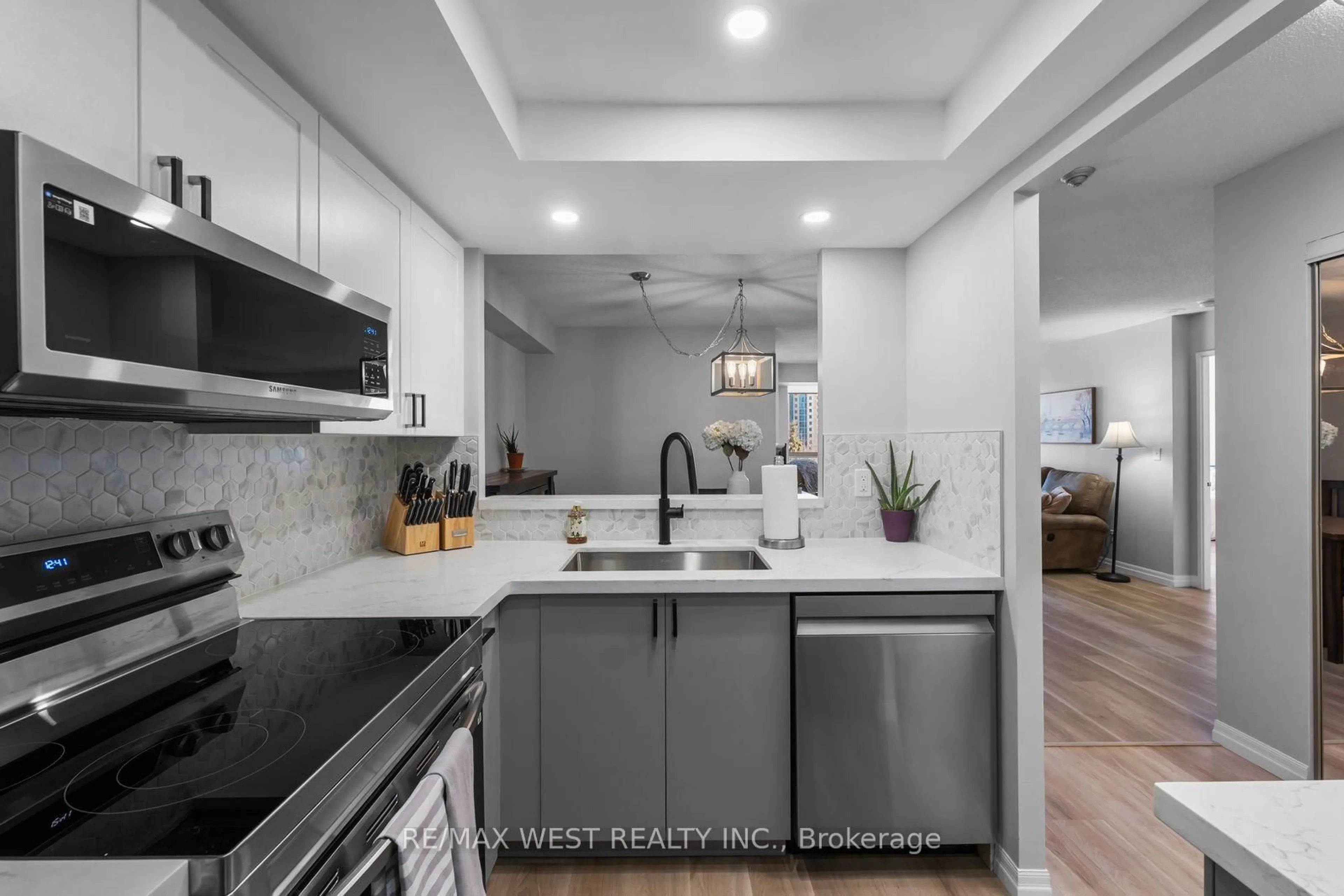 Open concept kitchen, ceramic/tile floor for 100 Observatory Lane #502, Richmond Hill Ontario L4C 1T4