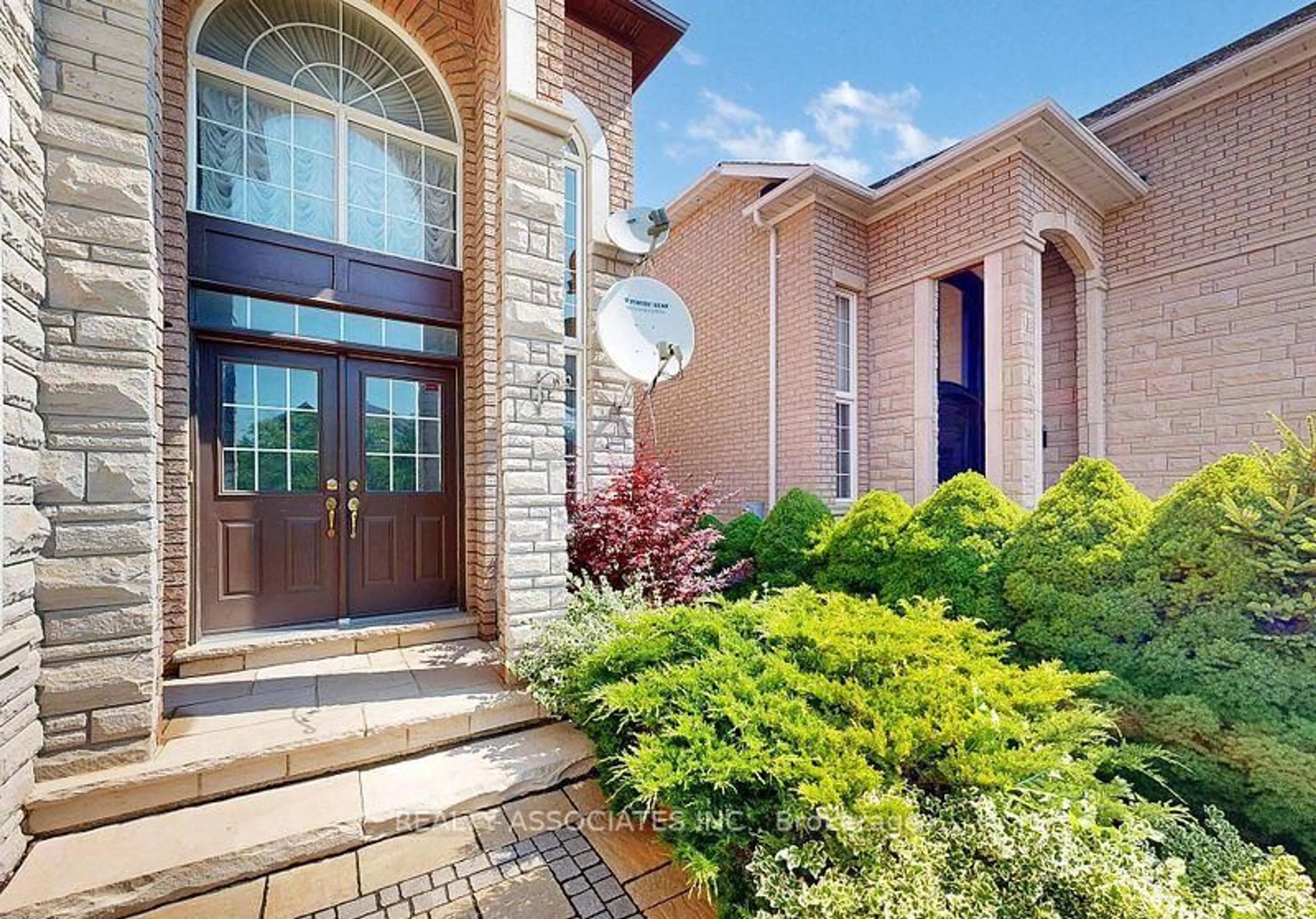 Home with brick exterior material, street for 2 Lord Nelson Crt, Richmond Hill Ontario L4S 1Y1