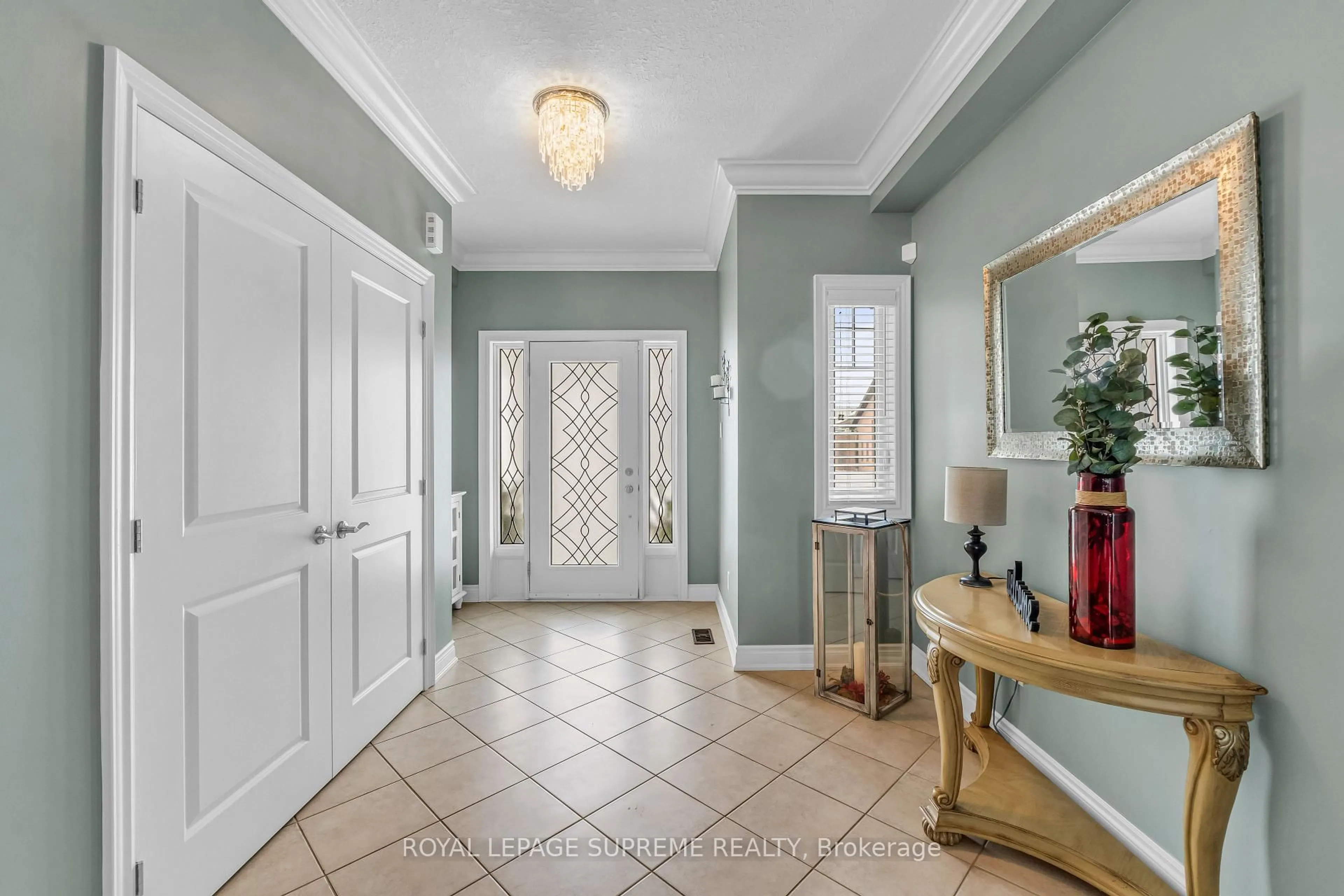 Indoor entryway for 199 King St, New Tecumseth Ontario L9R 0A9