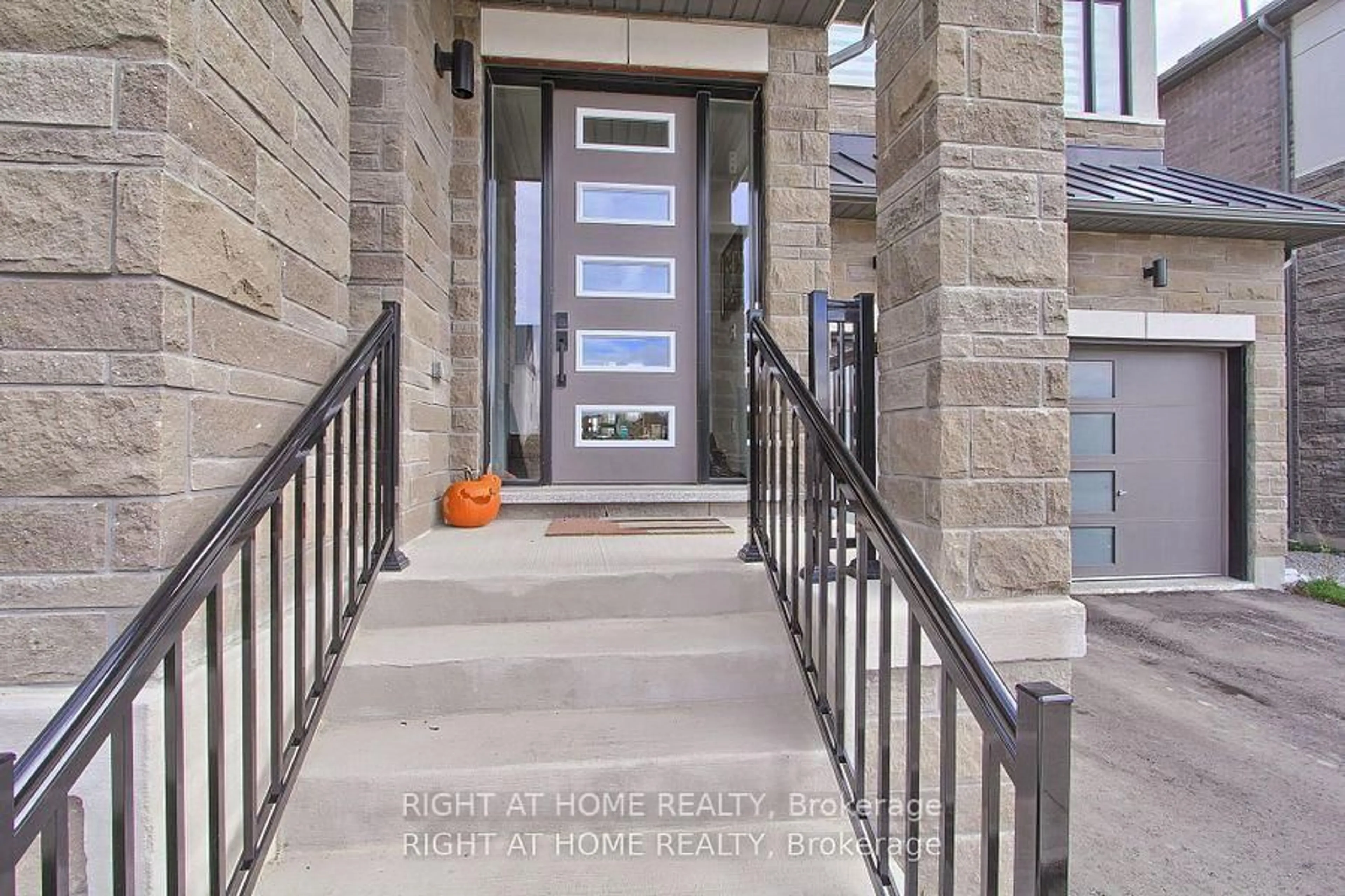 Indoor entryway for 9 Backhouse Dr, Richmond Hill Ontario L4E 1M8