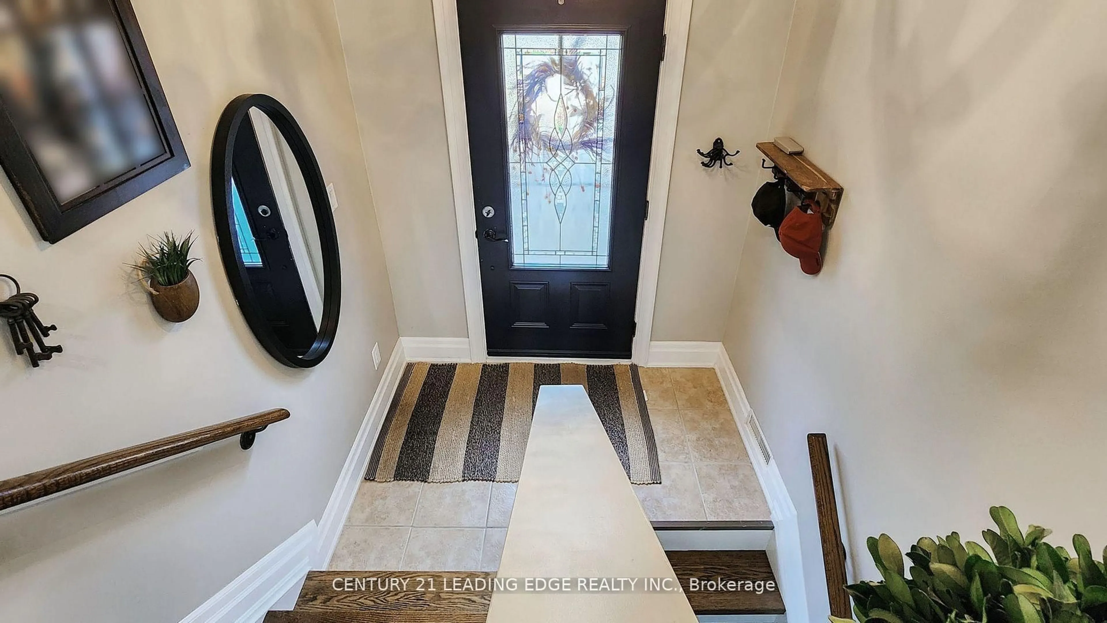Indoor entryway for 28 Stonehill Blvd, East Gwillimbury Ontario L9N 1E3