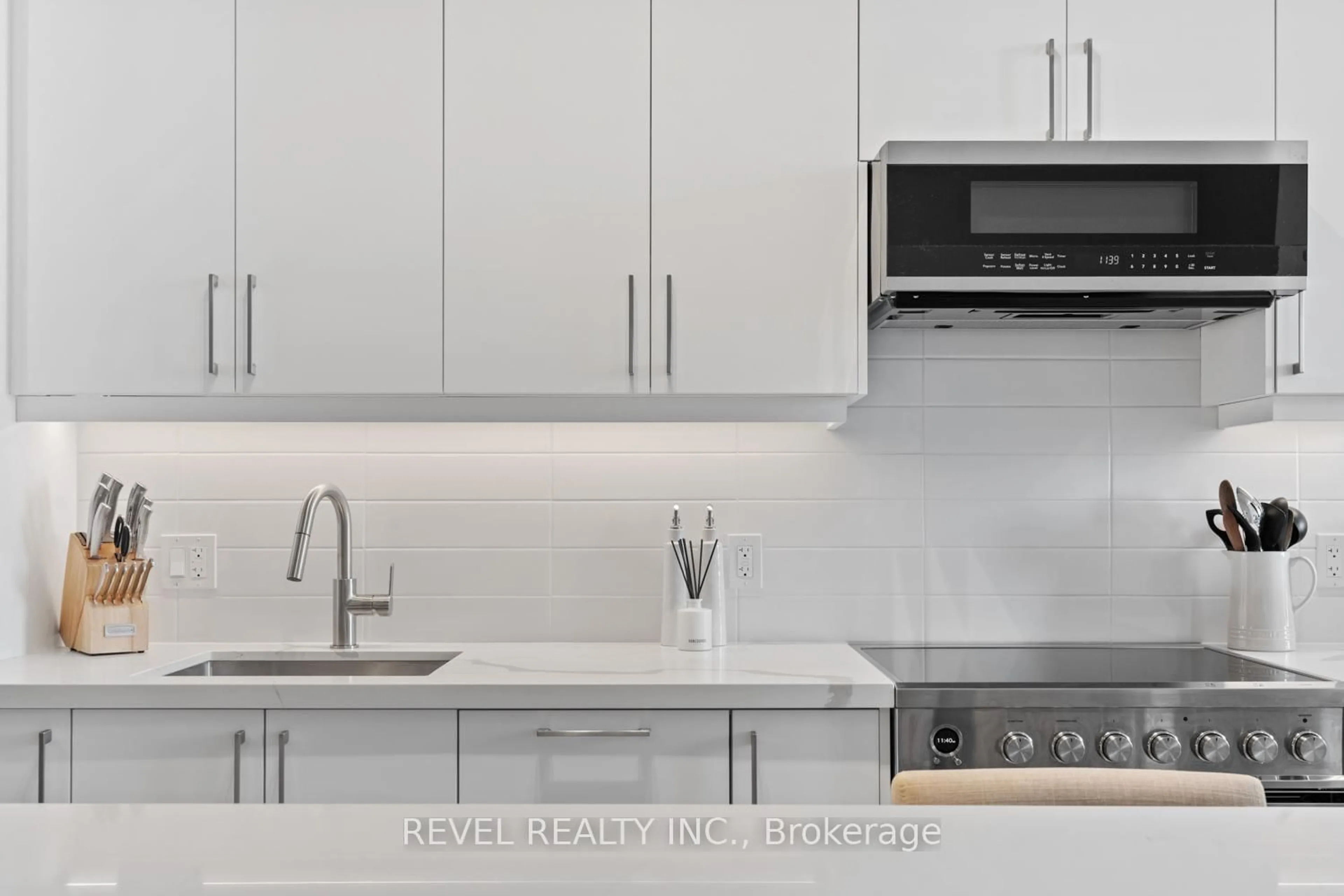 Standard kitchen, unknown for 2075 King Rd Rd #123, King Ontario L7B 0R6