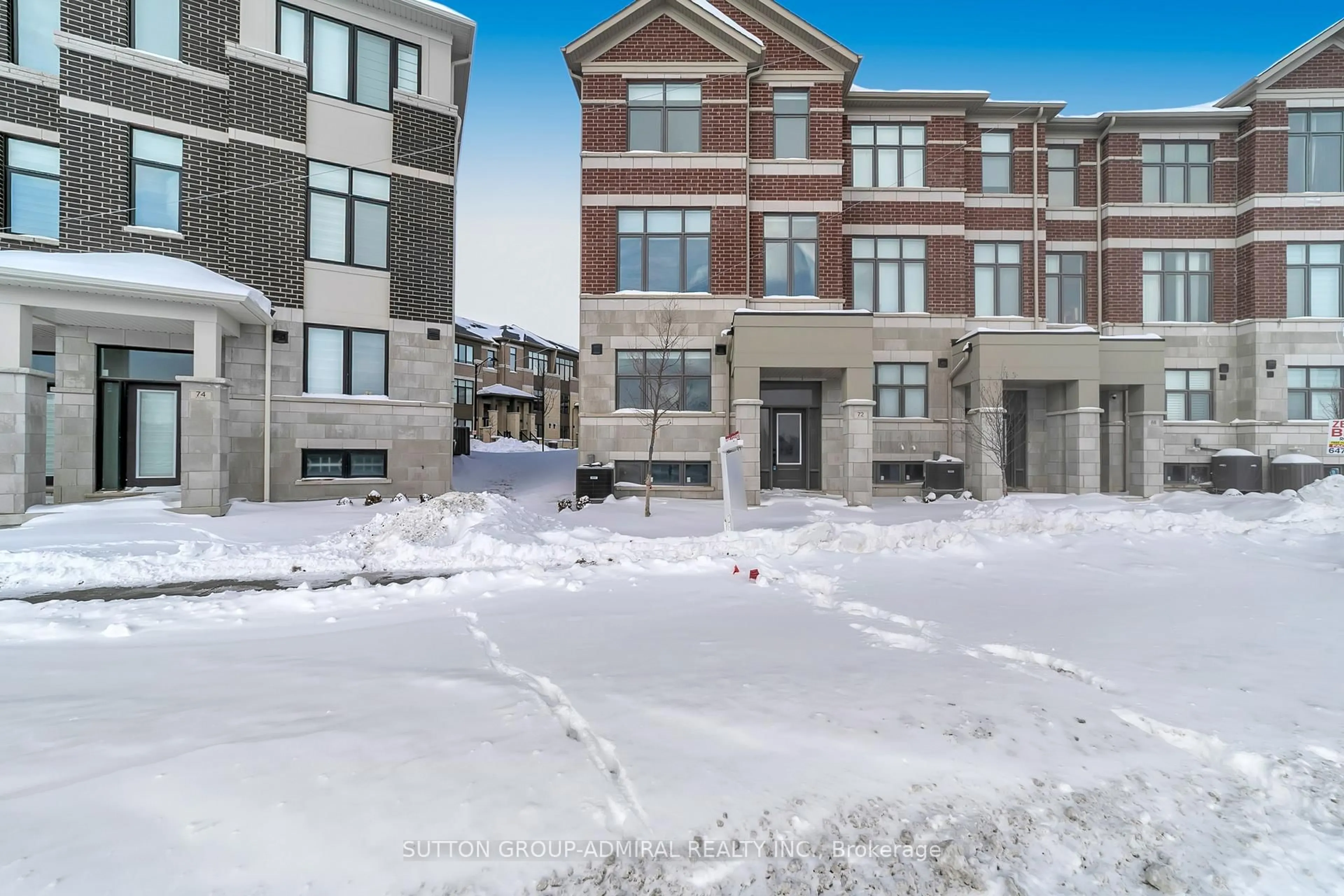 A pic from outside/outdoor area/front of a property/back of a property/a pic from drone, street for 72 Lunay Dr, Richmond Hill Ontario L4S 0P2