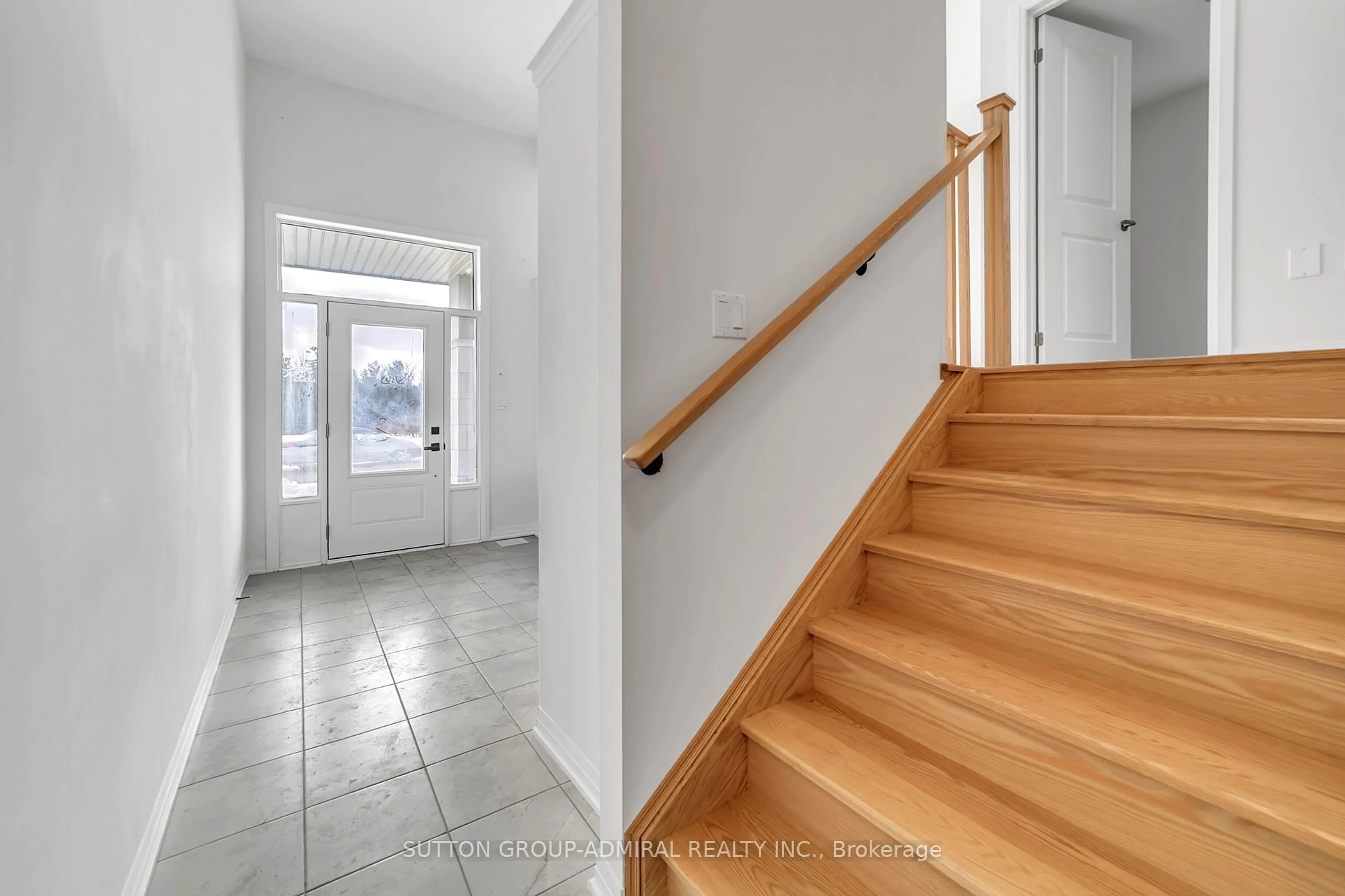 Indoor entryway for 72 Lunay Dr, Richmond Hill Ontario L4S 0P2