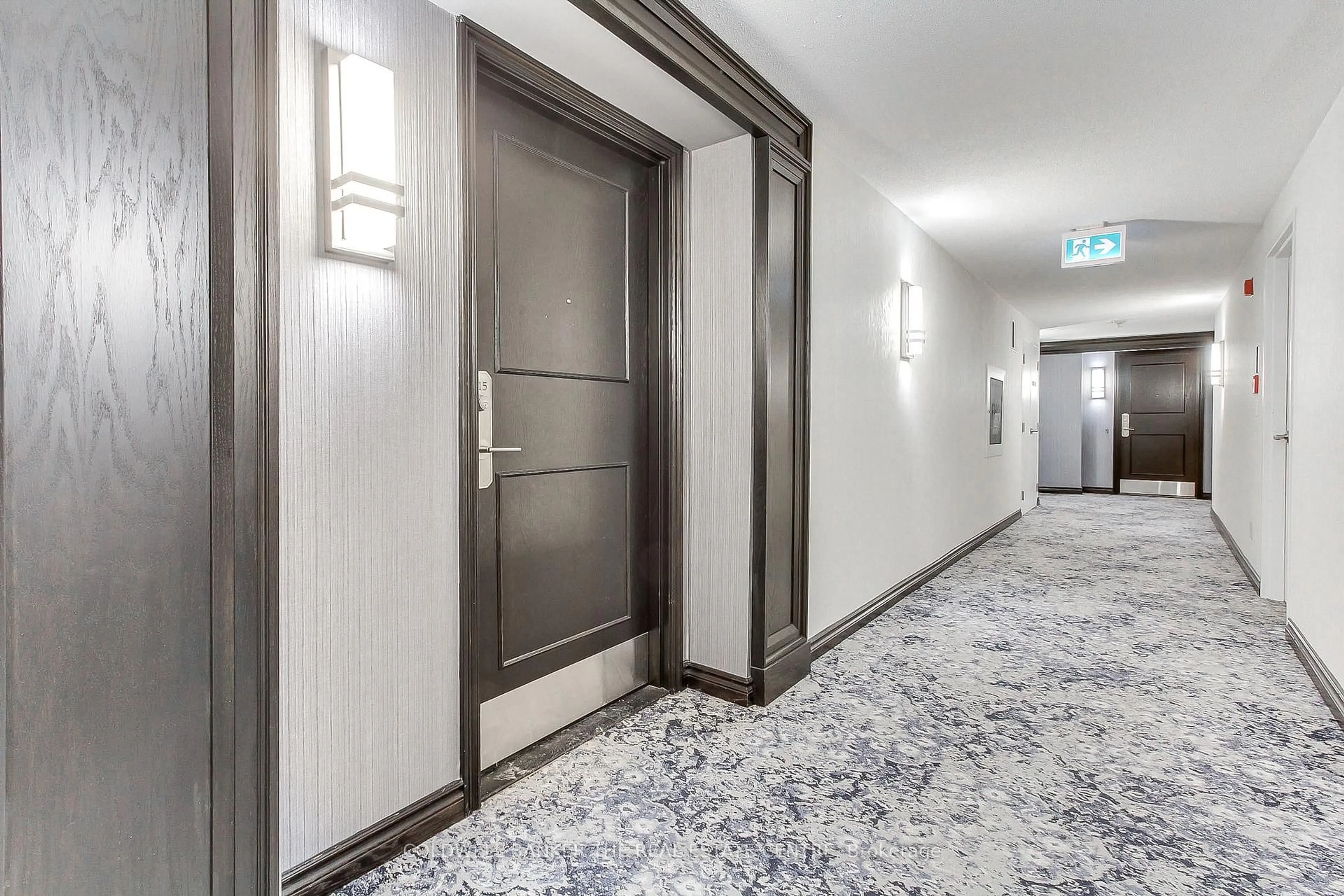 Indoor foyer for 14924 Yonge St #115, Aurora Ontario L4G 6H7
