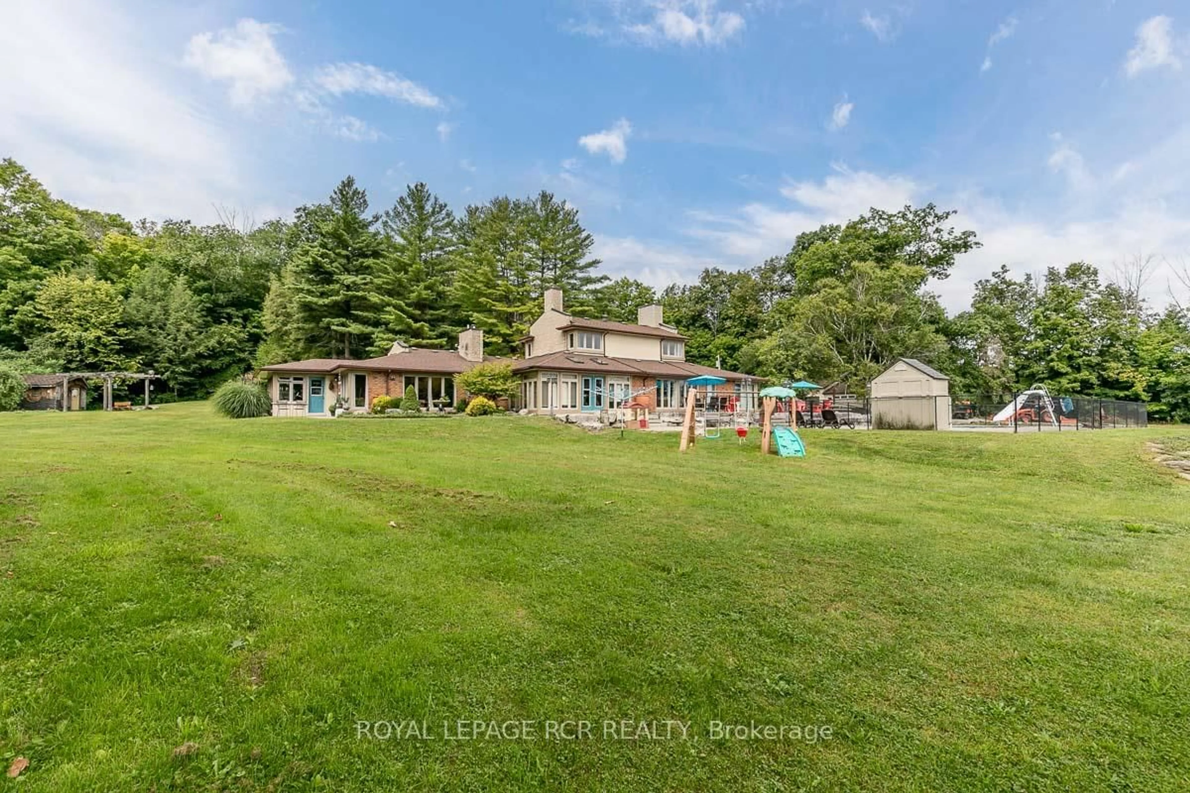 A pic from outside/outdoor area/front of a property/back of a property/a pic from drone, water/lake/river/ocean view for 16365 Bathurst St, Newmarket Ontario L3X 1Z8