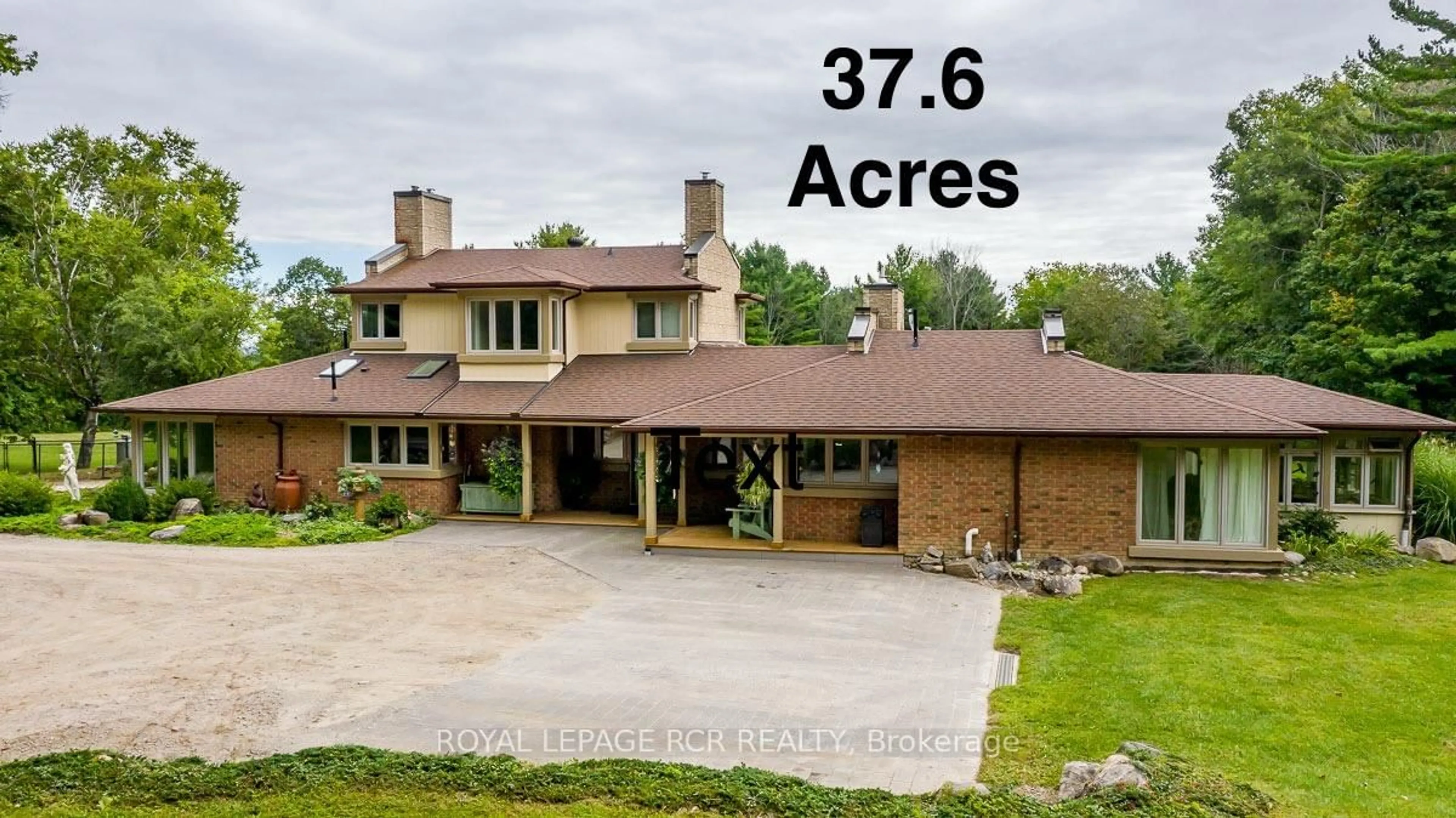 A pic from outside/outdoor area/front of a property/back of a property/a pic from drone, street for 16365 Bathurst St, Newmarket Ontario L3X 1Z8