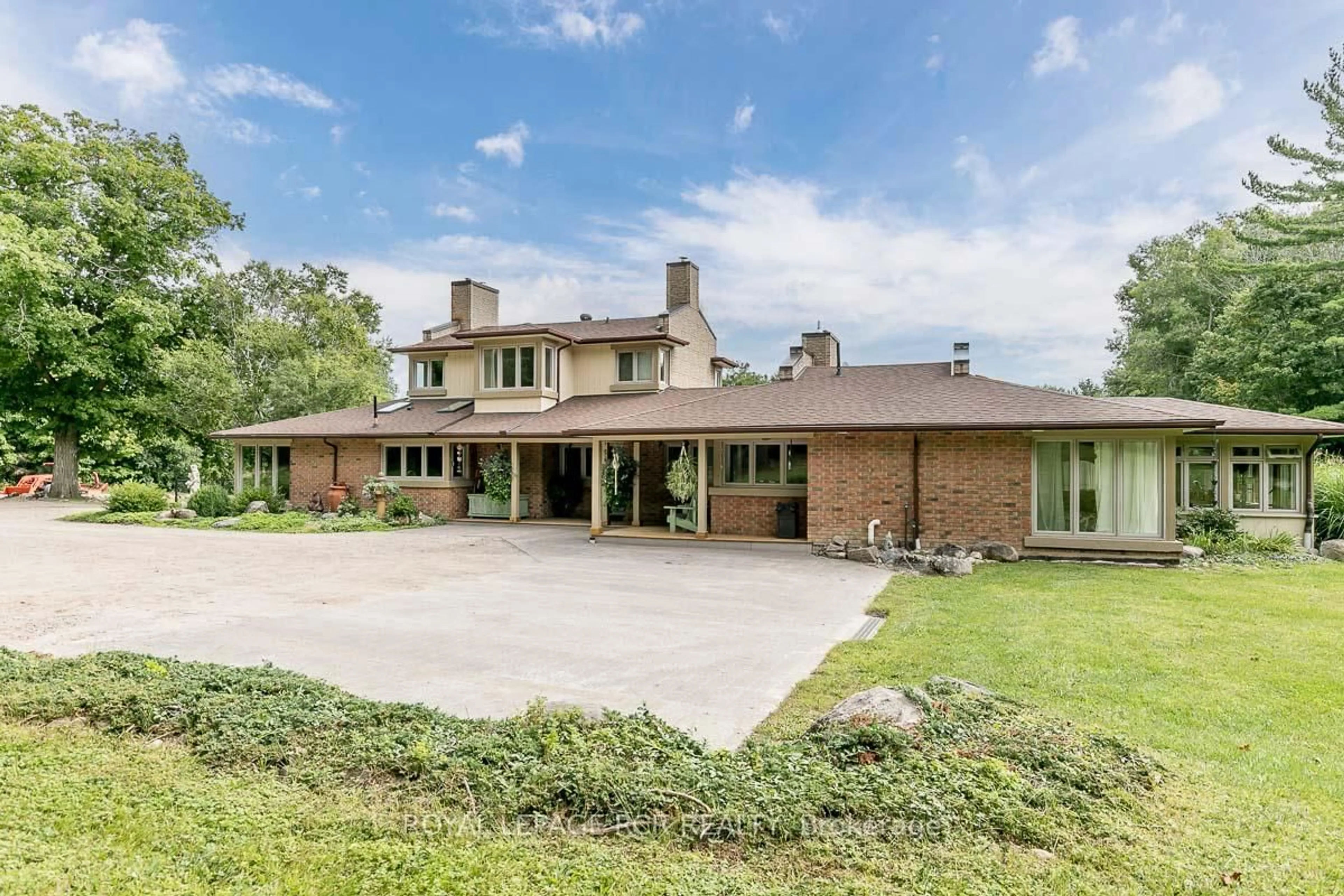 A pic from outside/outdoor area/front of a property/back of a property/a pic from drone, unknown for 16365 Bathurst St, Newmarket Ontario L3X 1Z8