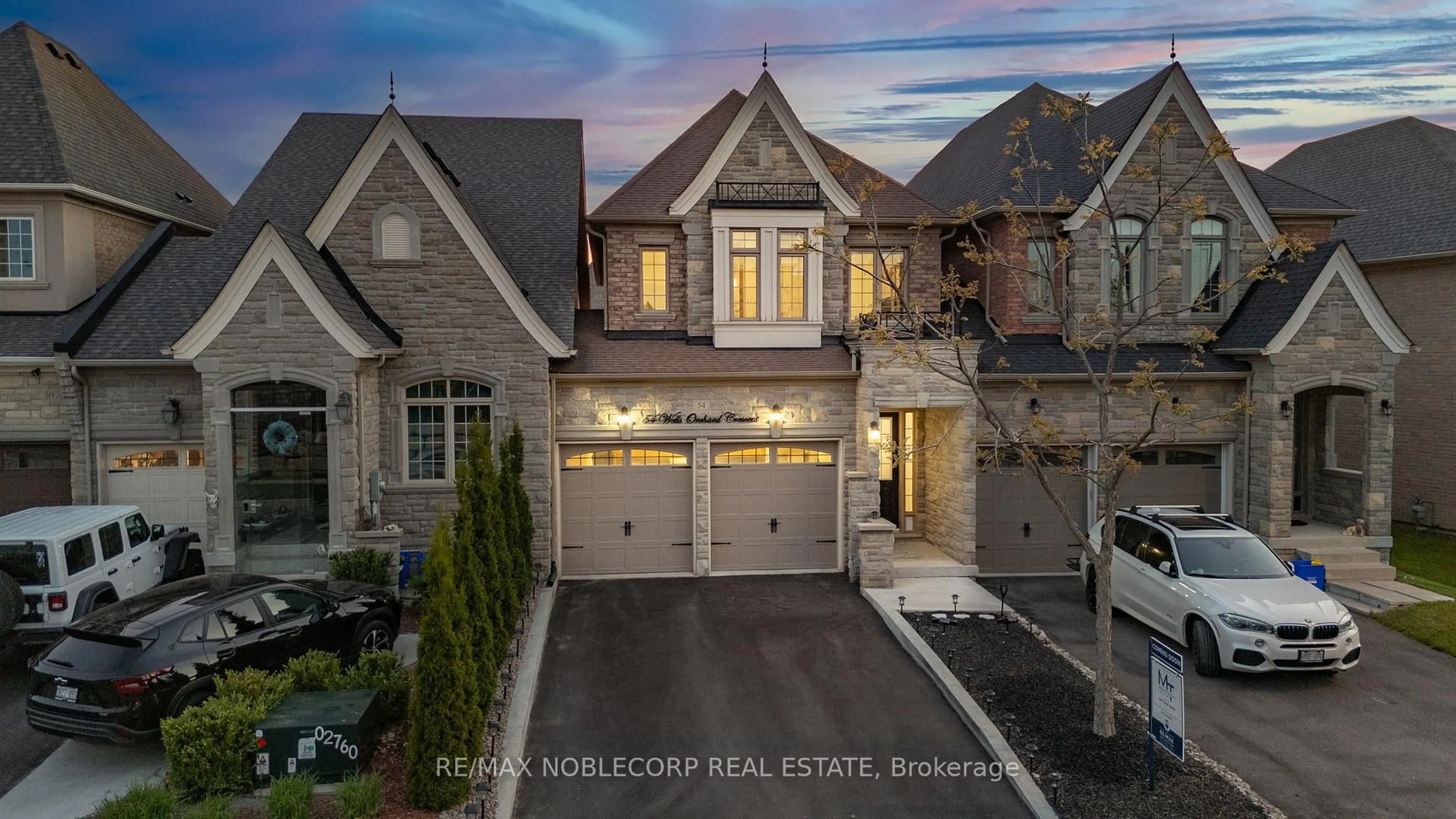 A pic from outside/outdoor area/front of a property/back of a property/a pic from drone, street for 54 Wells Orchard Cres, King Ontario L7B 0C6