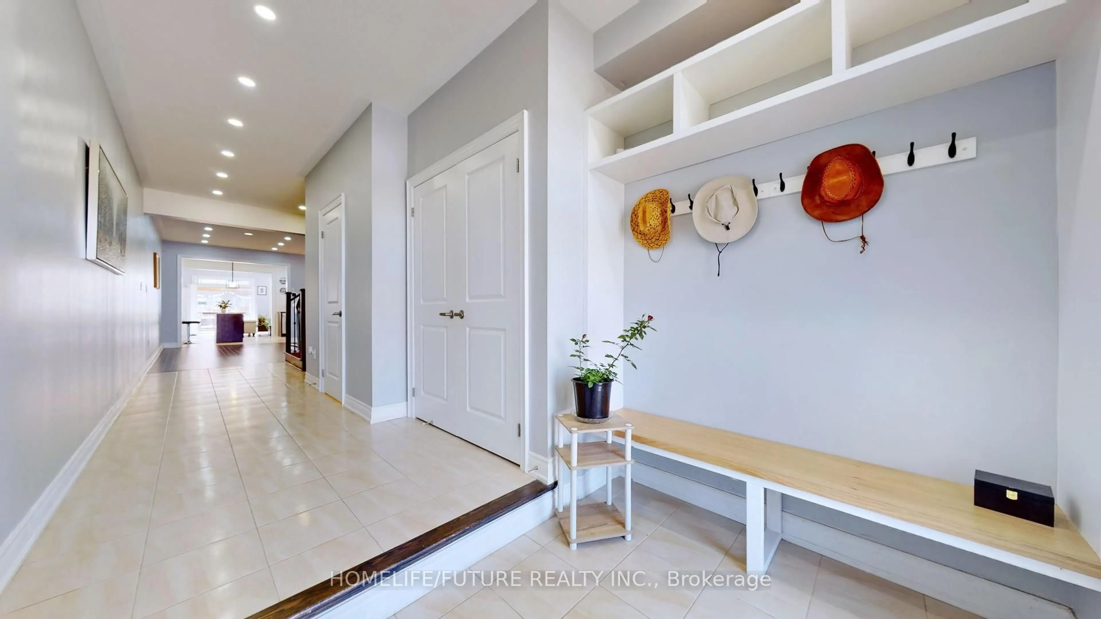 Indoor foyer for 72 Mohandas Dr, Markham Ontario L3S 0E4