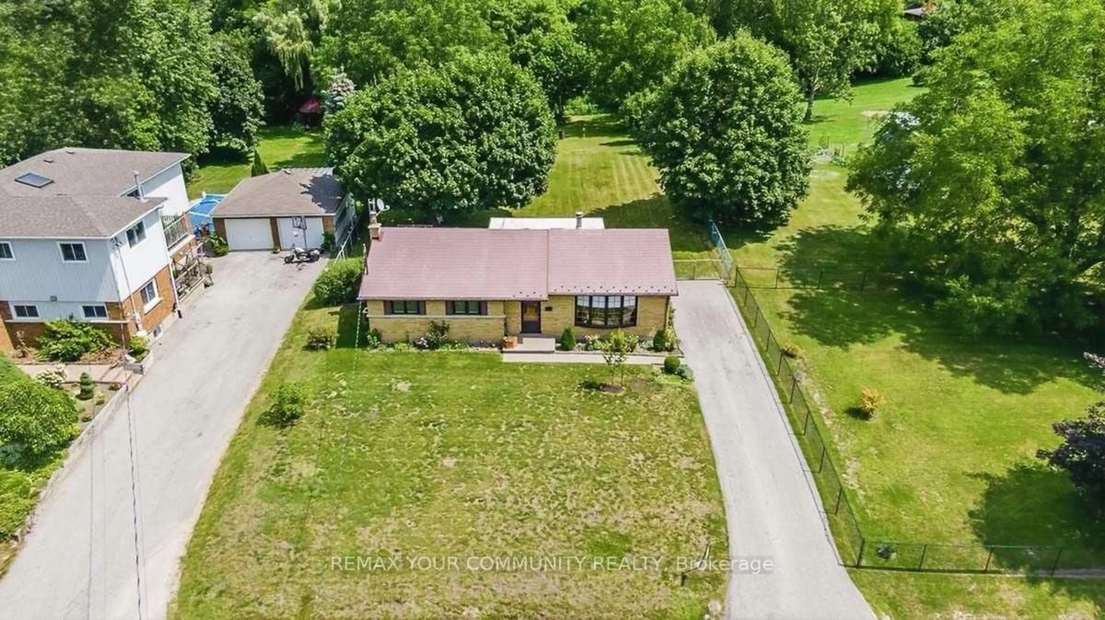 A pic from outside/outdoor area/front of a property/back of a property/a pic from drone, street for 233 East St, East Gwillimbury Ontario L9N 1K8
