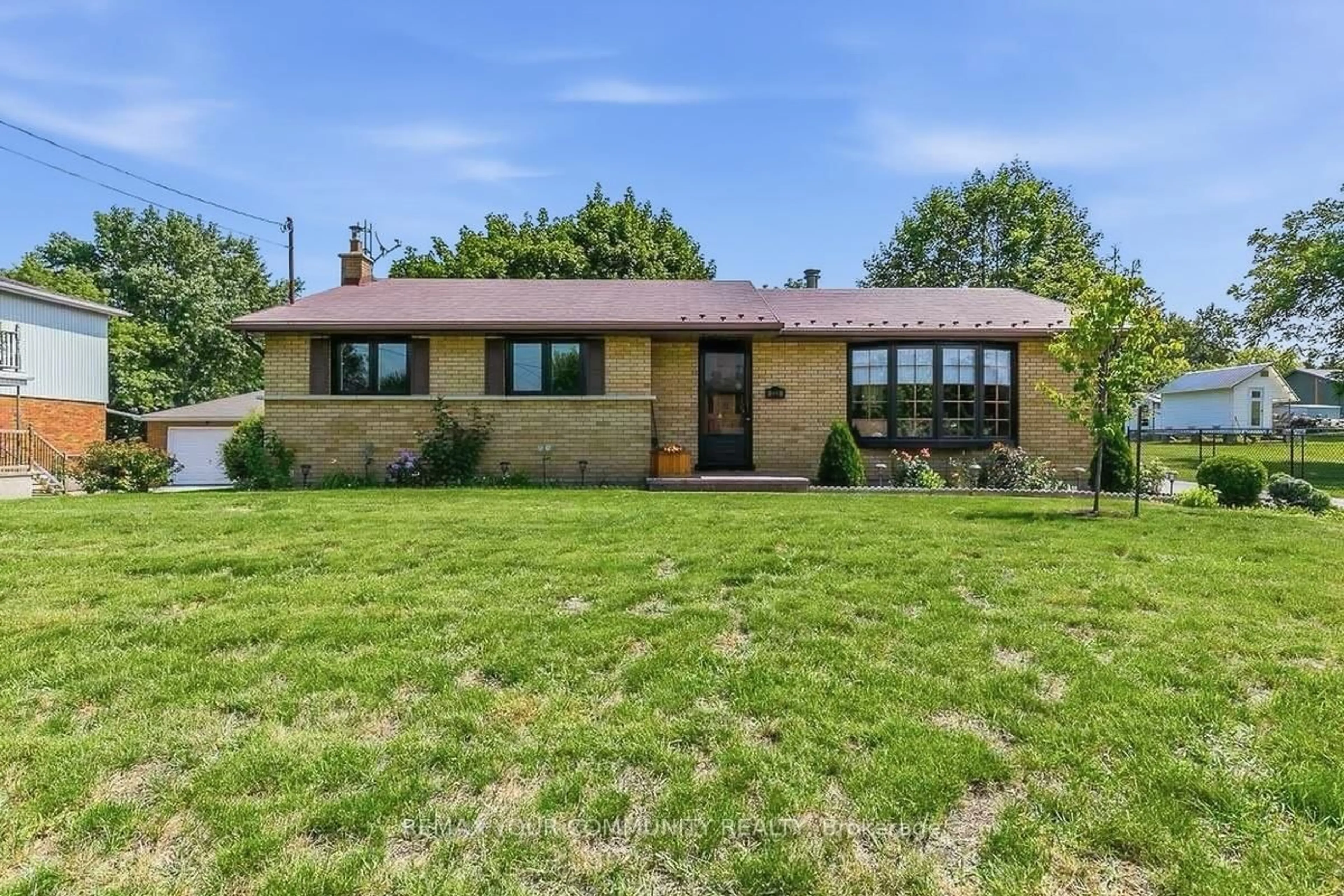 Home with brick exterior material, street for 233 East St, East Gwillimbury Ontario L9N 1K8